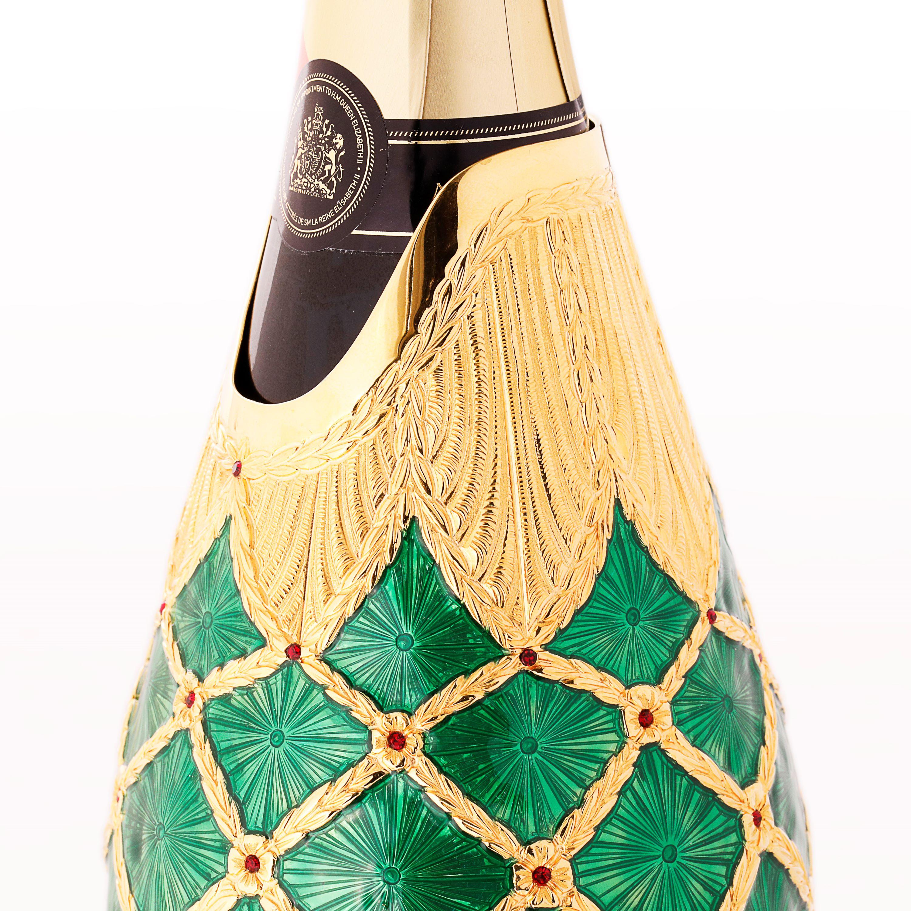 This champagne cover is a jewel to enrich your table. Indeed, the artist transformed our pure silver 999/°° K-OVER into a precious treasure chest to keep your bottle of champagne chilled. The artist took inspiration from the well-known Fabergé Egg