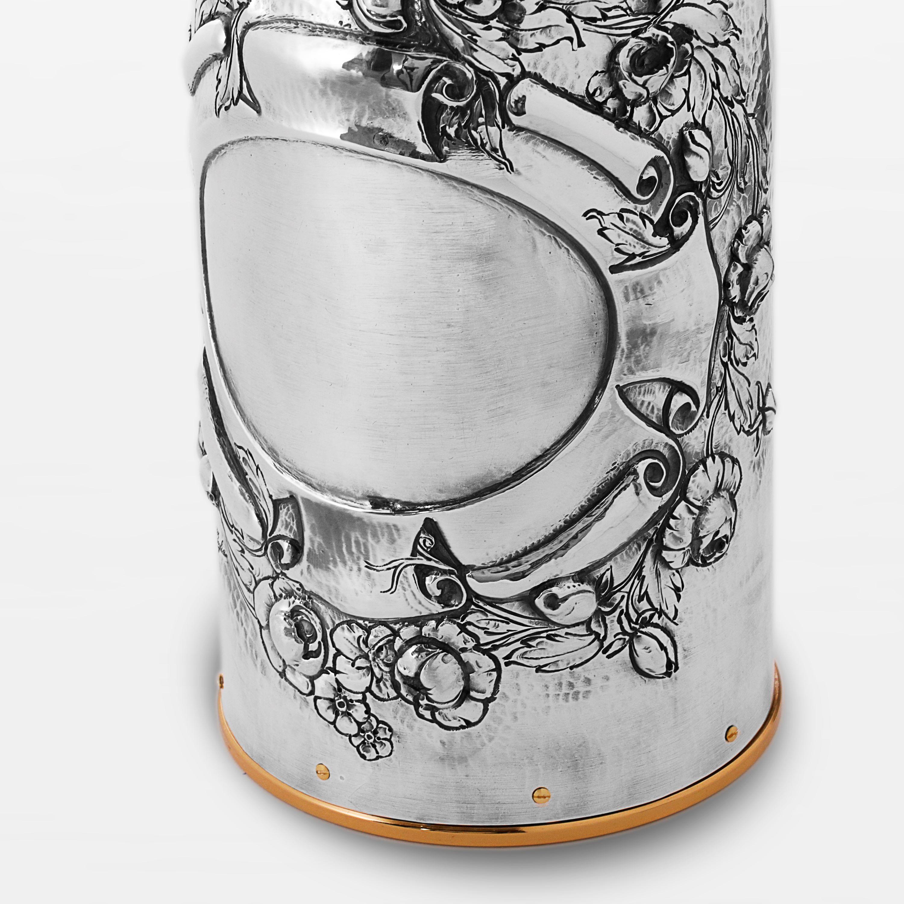 This champagne cover belongs to our collection “K-over Memories”. Indeed, this pure silver 999/°° K-OVER has been manufactured taking inspiration from the typical renaissance flower chain. In addition, the empty space at the centre of the chain can