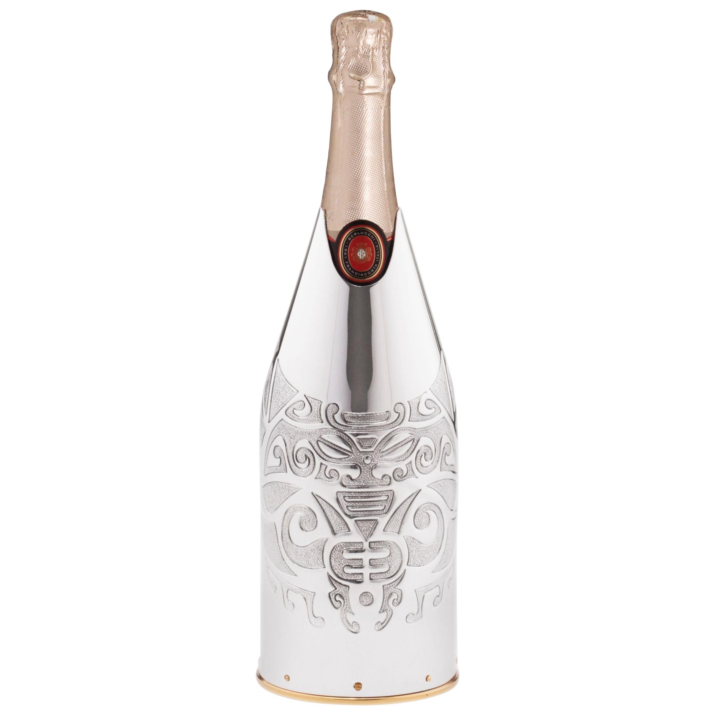 This champagne cover belongs to our collection “K-over Design”.This pure silver 999/°° K-OVER is inspired by the Maori tradition. The artist wanted to represent human strength, Maori geometrical figures were perfect for this purpose. 

The cover has