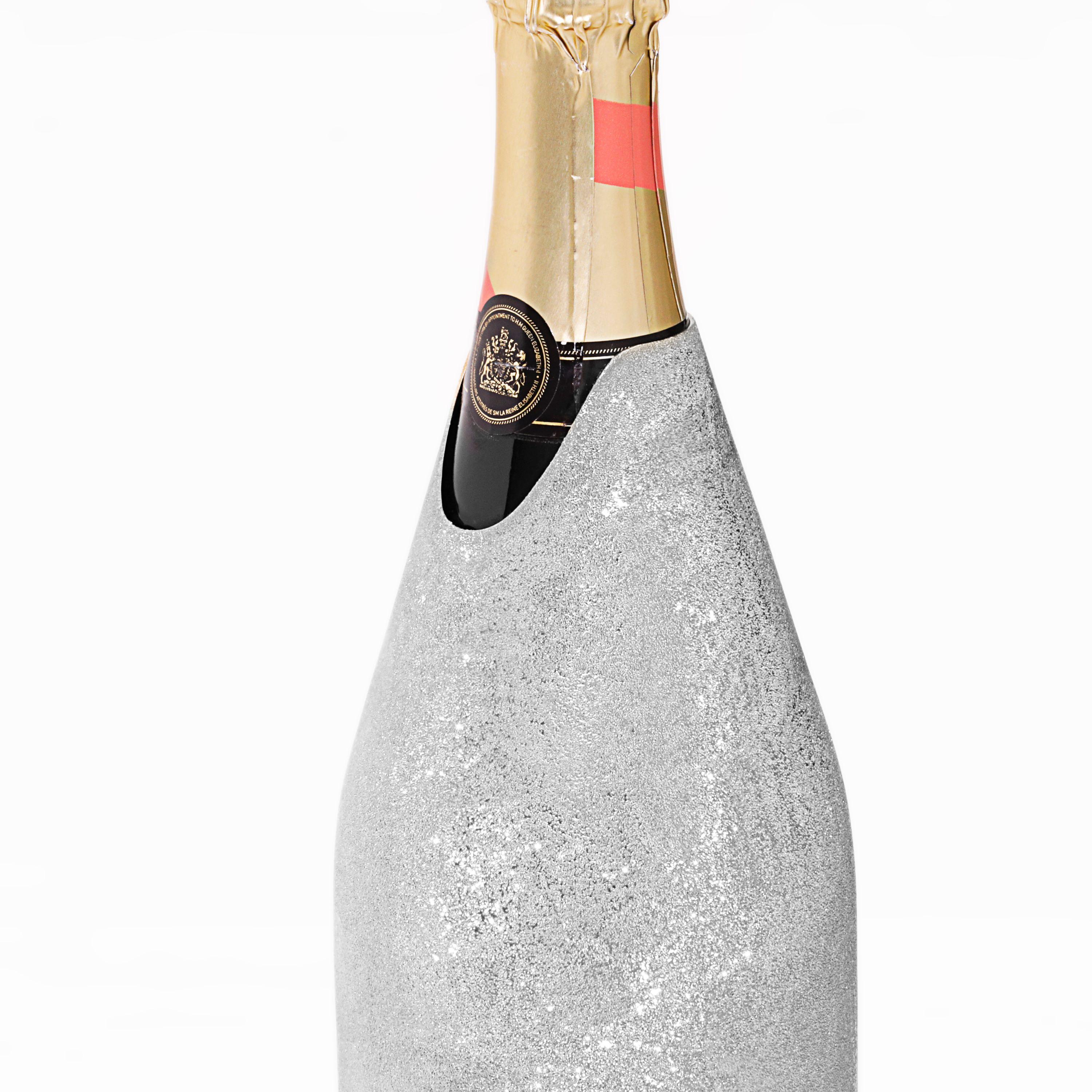 The value of this champagne cover is based on the innovative techniques that have been used in its production. As it can be clearly seen from the pictures, the surface of the pure silver 999/°° K-OVER shines as the Moon. This innovative texture