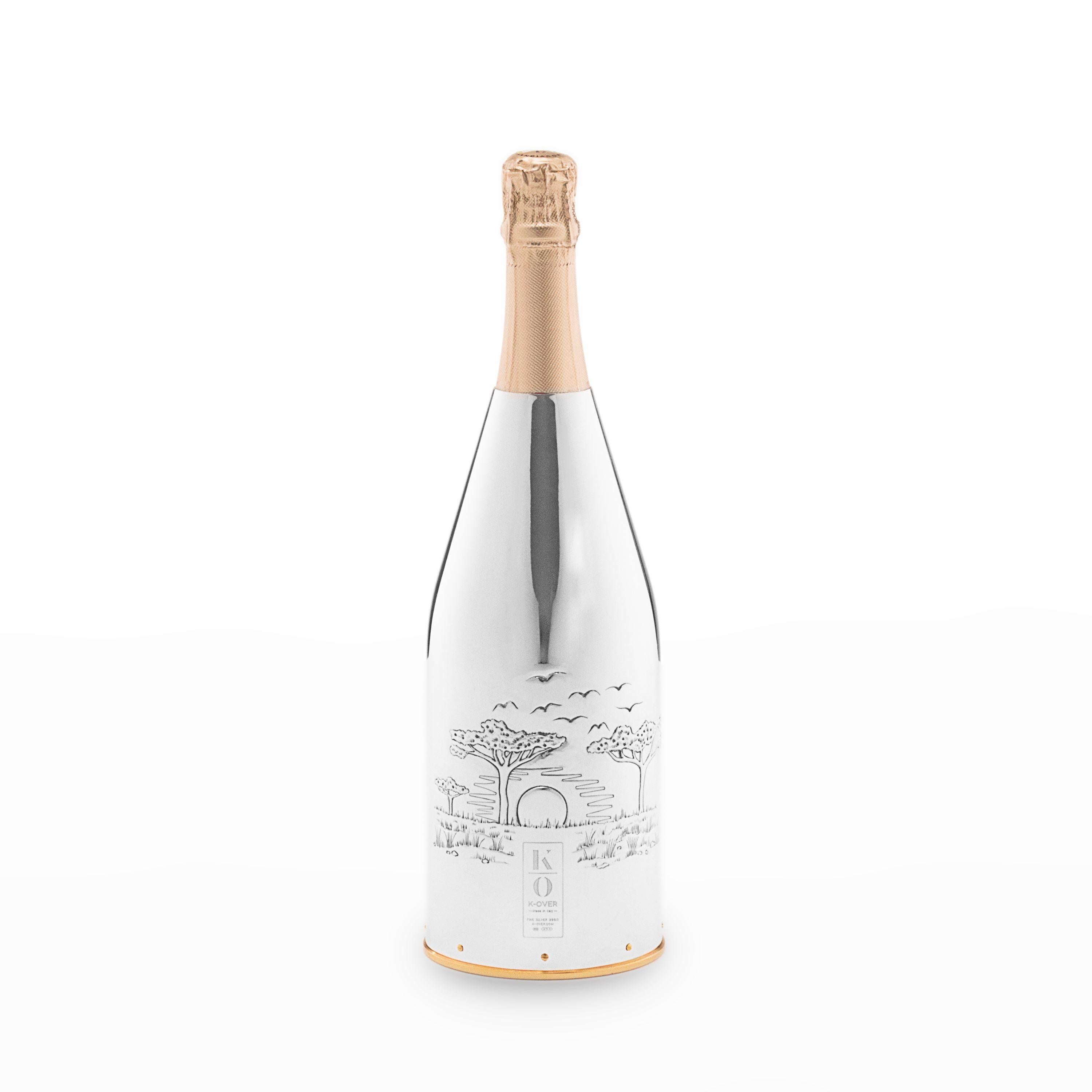This champagne cover belongs to our collection K-over Art. Indeed, this pure silver 999/°° K-OVER has been realized taking inspiration from the well-known movie “The Lion King”. The artist took inspiration from the African landscape to realize a