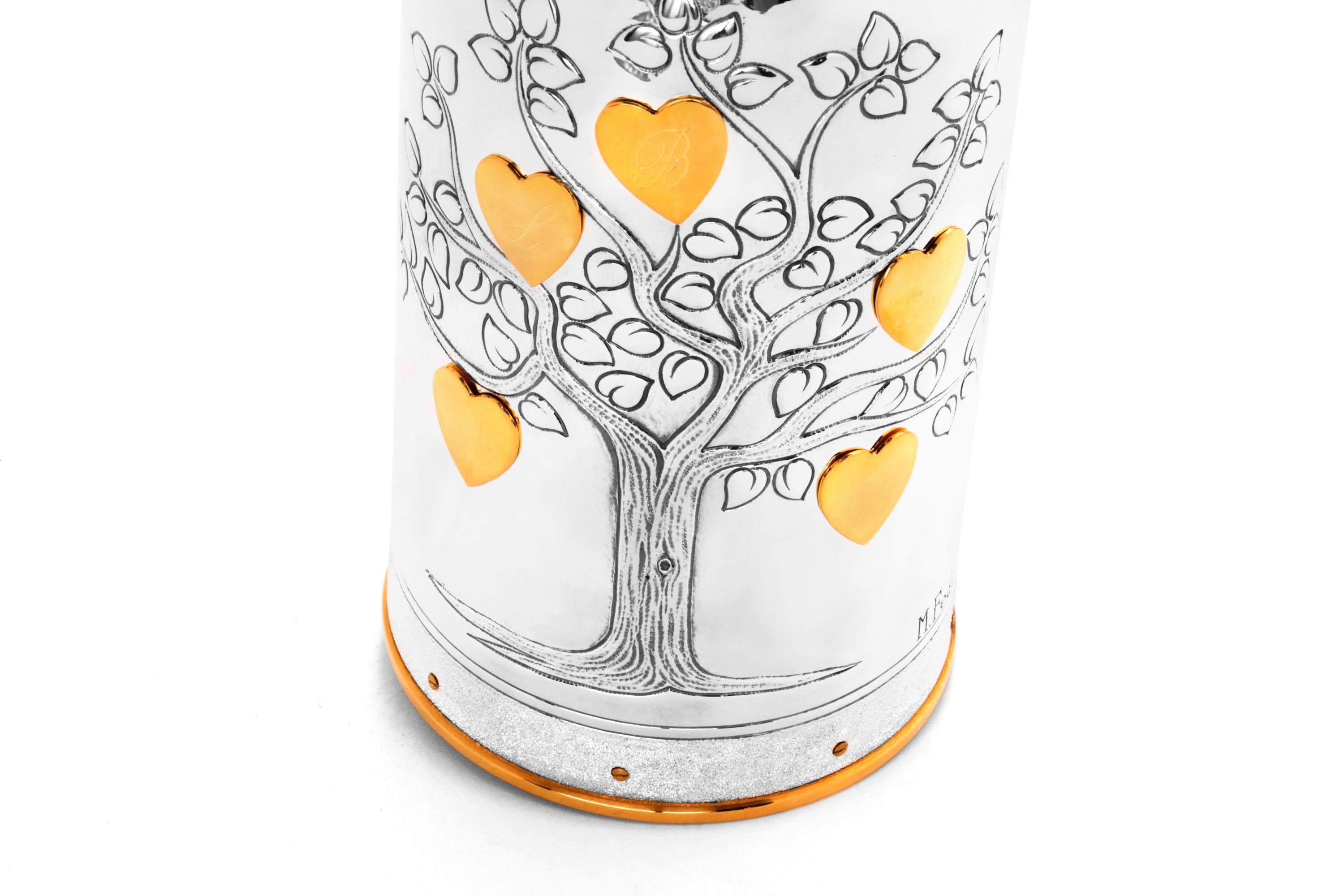 This champagne cover belongs to our collection “K-over Memories”. As a matter of fact, the pure silver 999/°° K-OVER has been created to celebrate families. Indeed, the artist reproduced a tree of life which represents a growing family. The product