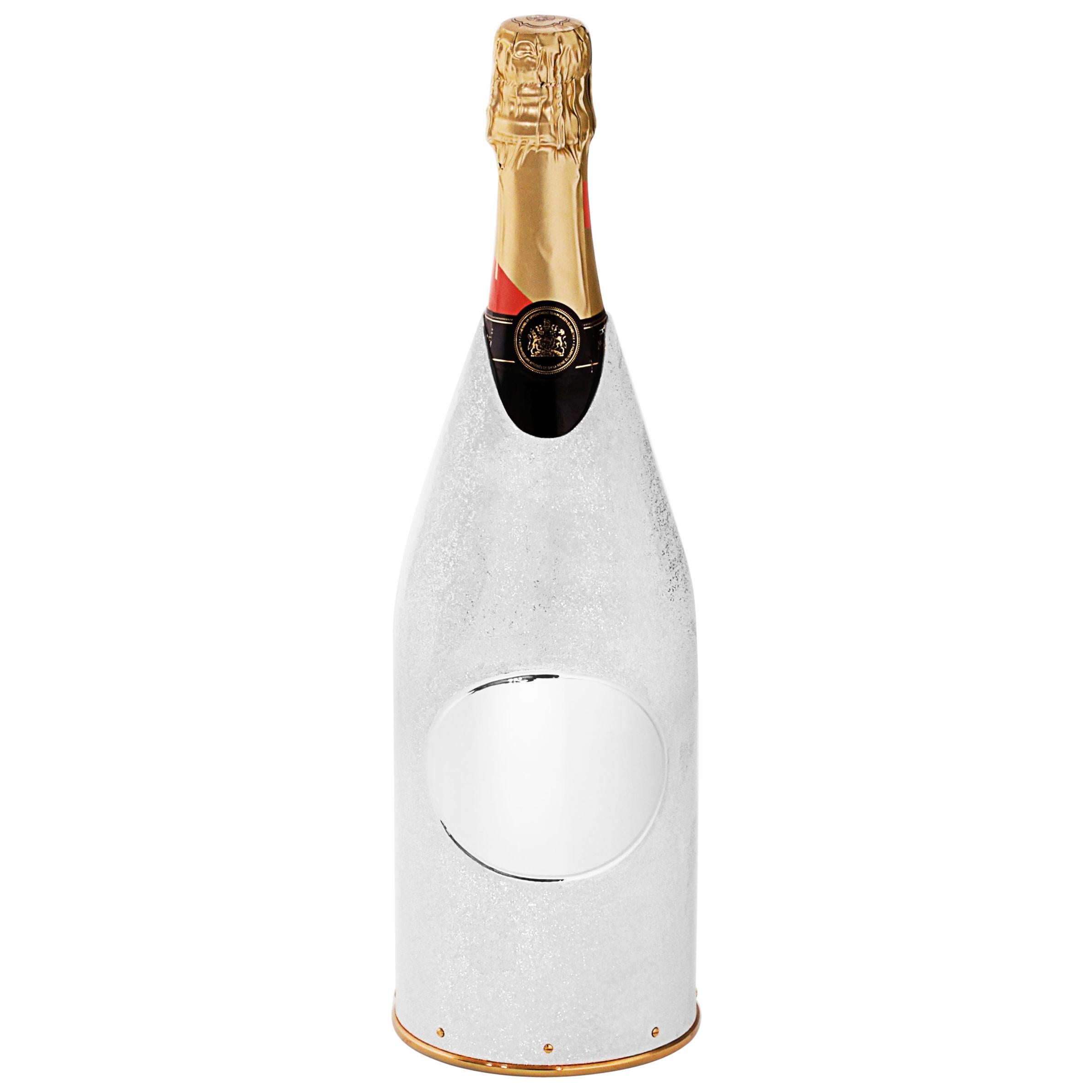 La valeur de cette housse/glacette de champagne repose sur les techniques innovantes utilisées pour sa production. Comme on peut le voir clairement sur les photos, la surface de l'argent pur 999/°° K-OVER brille comme la Lune. Cette texture