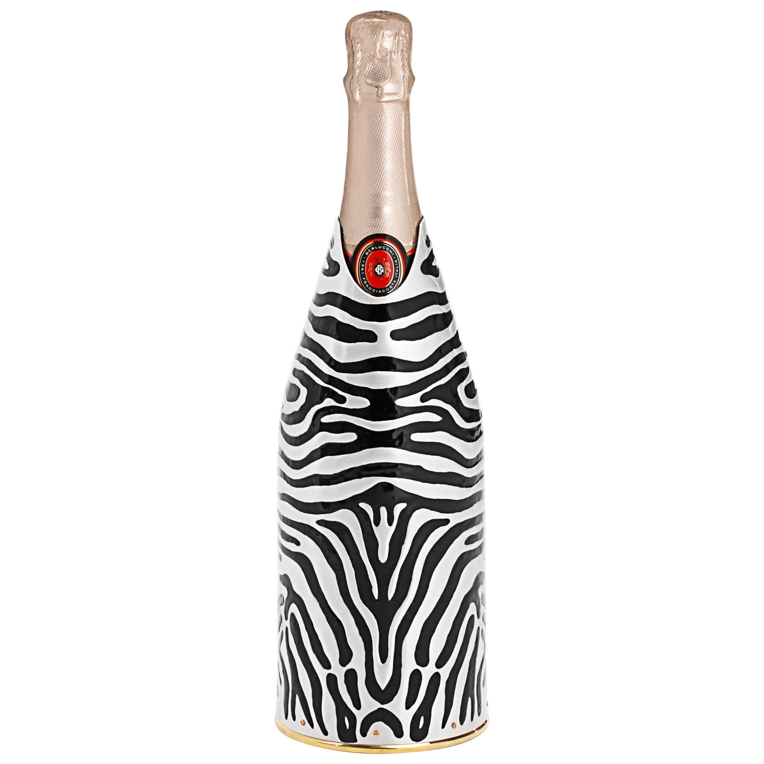 This champagne cover belongs to our collection “K-over Design”. The artist who manufactured this pure silver 999/°° K-OVER took inspiration from the zebra fur to make a completely new piece of design. 

The cover has been completely handcrafted by