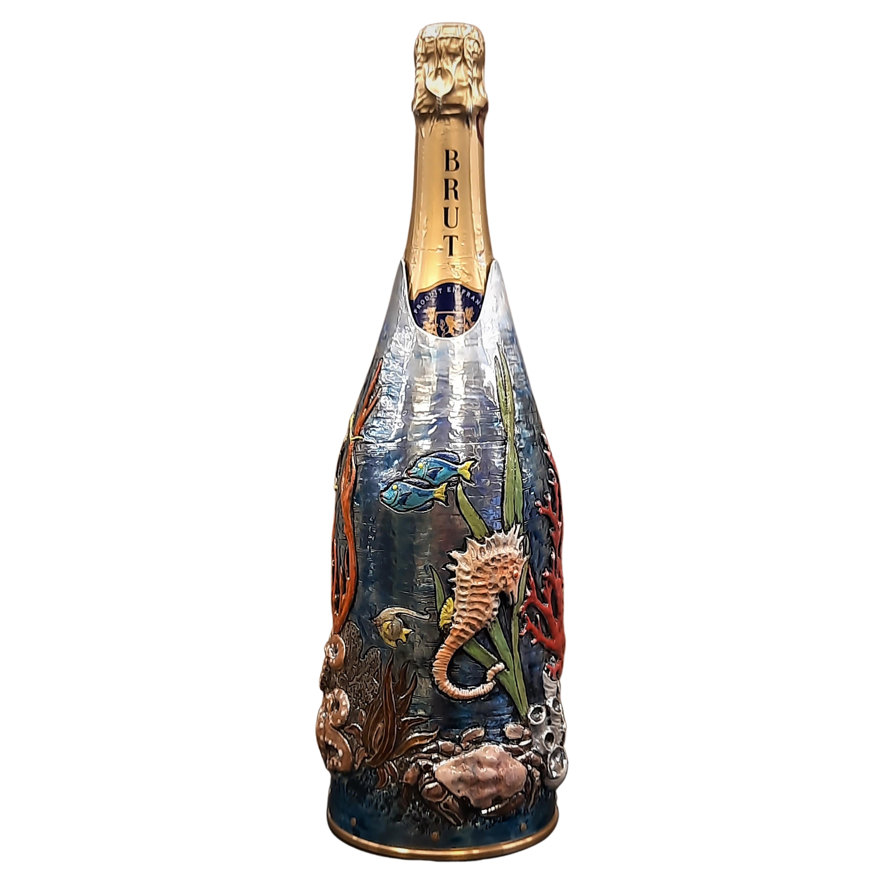 This champagne cover belongs to the collection: works of art. The oeuvre was realized by a Florentine artist who wanted to reproduce a tropical aquarium. Indeed, he chiseled fishes, crabs, jellyfishes and corals on a pure silver 999/°° K-OVER.

The