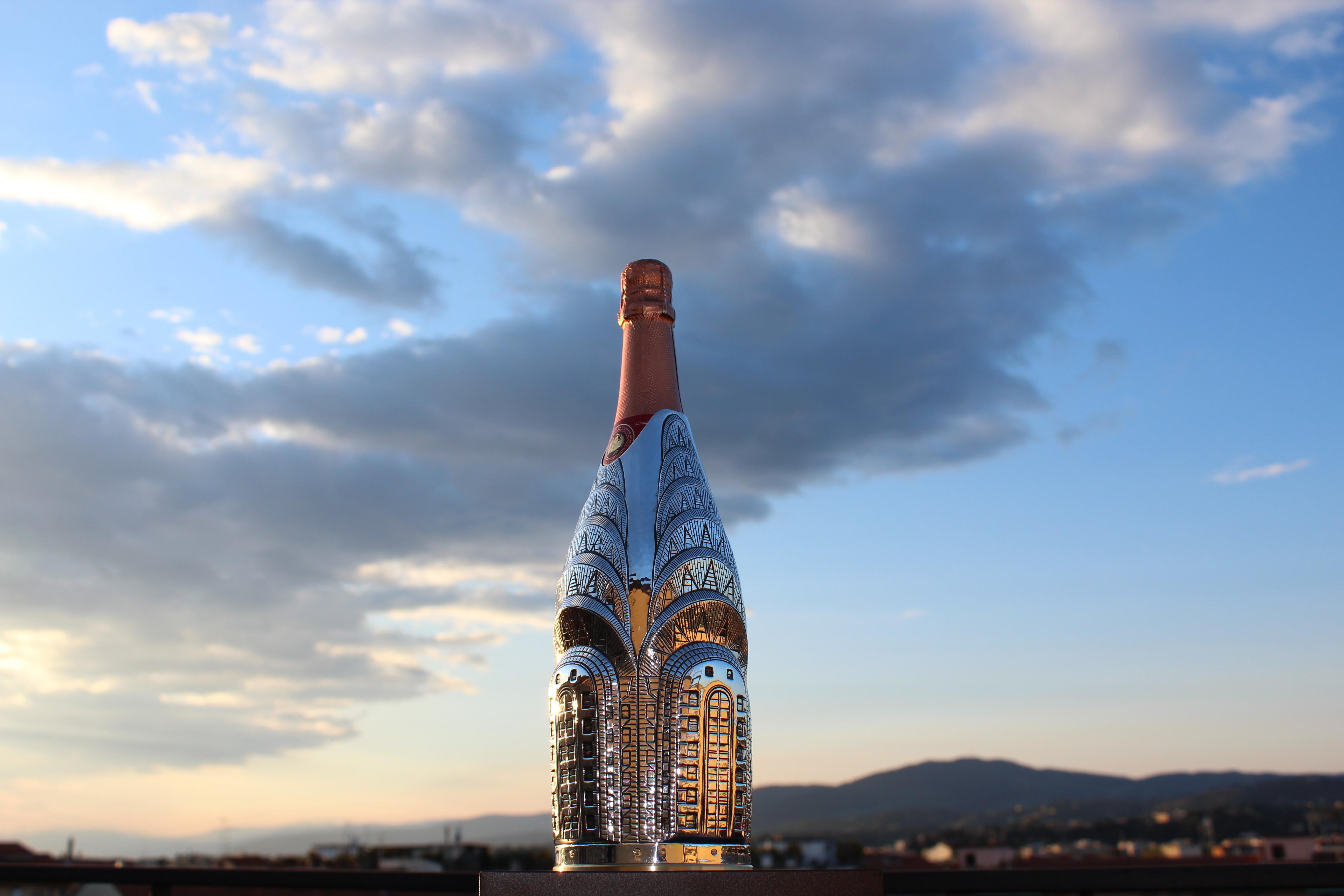 This champagne cover/glacette belongs to the collection: works of art. The oeuvre was realized by a Florentine artist who wanted to celebrate the well-known Chrysler building.
The cover has been completely handcrafted by Marco Fedi, a Florentine