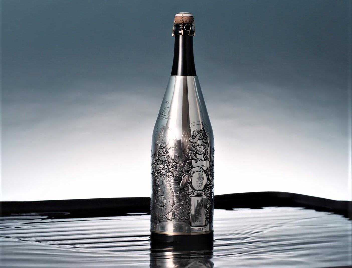 This champagne cover belongs to our collection “K-over Art”. Indeed, the artist chiselled on a pure silver 999/°° K-OVER a pirate story :  the treasure, the sea monster, the sailing ship, Poseidon the god of the sea, the magician…. All actors of a