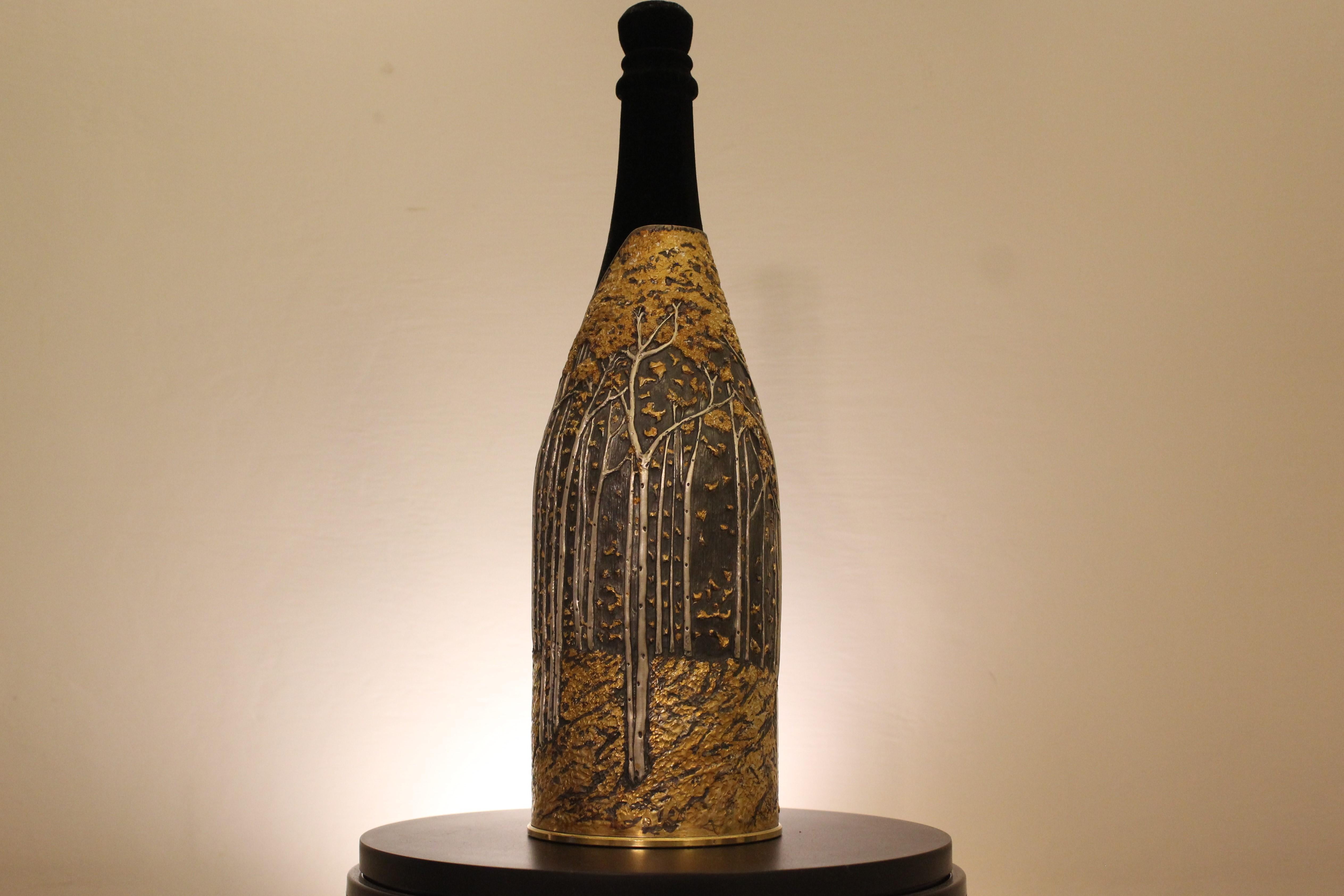 This champagne cover/glacette is a jewel to enrich your table. Indeed, the artist transformed our pure silver 999/°° K-OVER into a precious treasure chest to keep your bottle of champagne cold. The artist took inspiration from the autumn landscape :