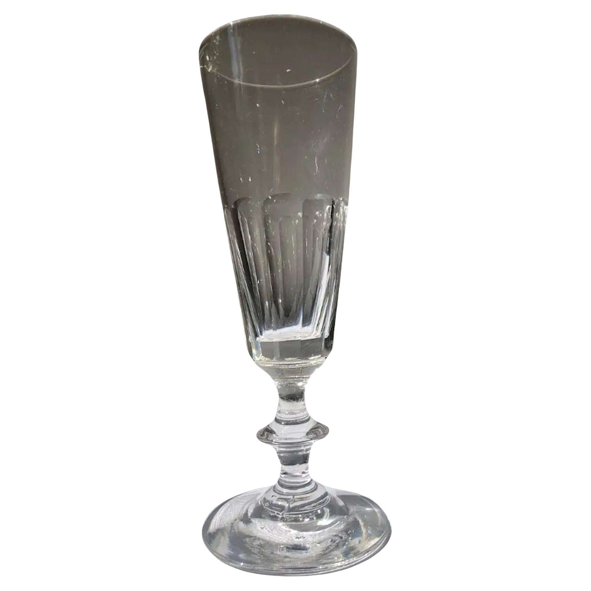 Glassa in cristallo di champagne del XIX secolo, un modello classico, con un bel suono chiaro. 

La decorazione sfaccettata intorno cattura la luce e la riflette ancora di più. Il gambo è delicato, ben bilanciato e permette di tenere perfettamente