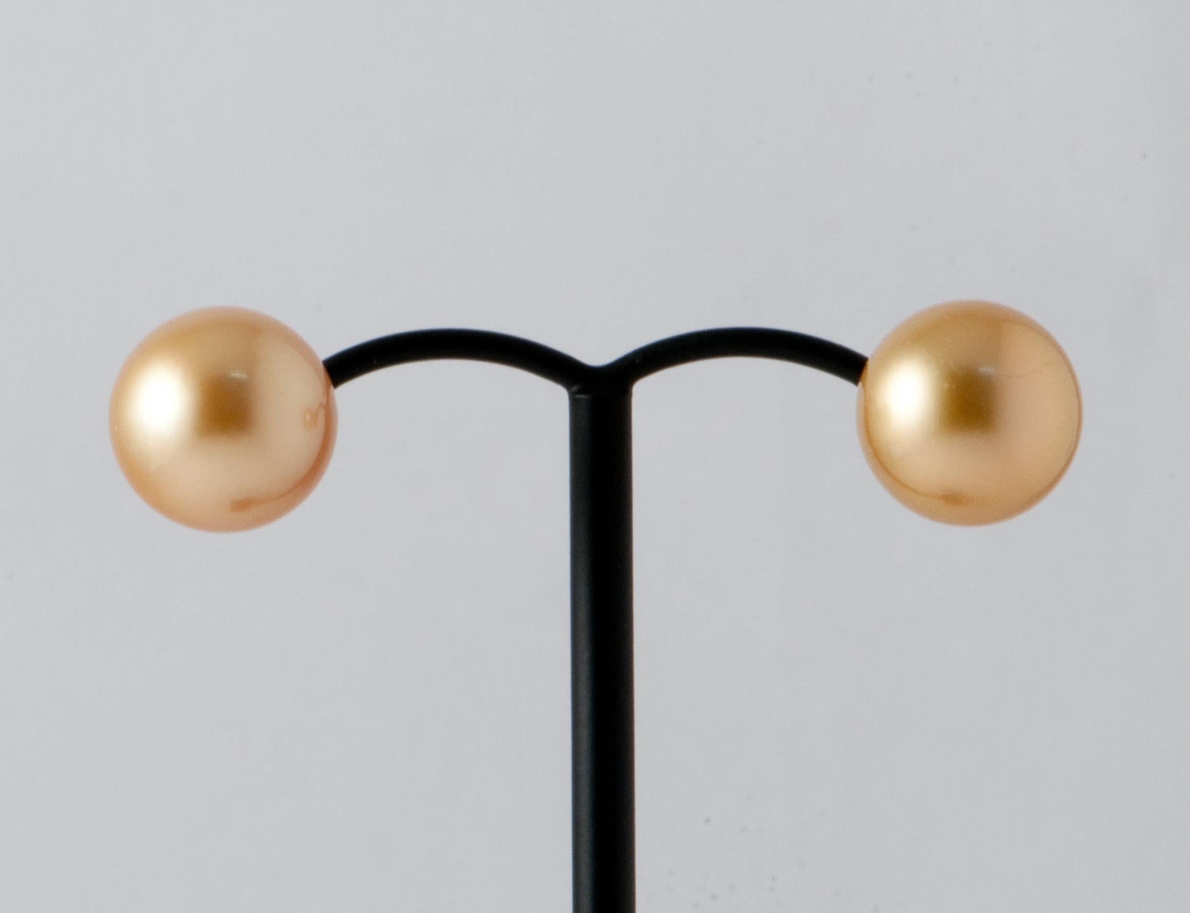 Discover the timeless elegance of Champagne cultured pearl and yellow gold earrings, a treasure trove of sophistication. These exquisitely crafted jewels are the result of a harmonious combination of 10.5/11 mm Champagne cultured pearls and 18-carat