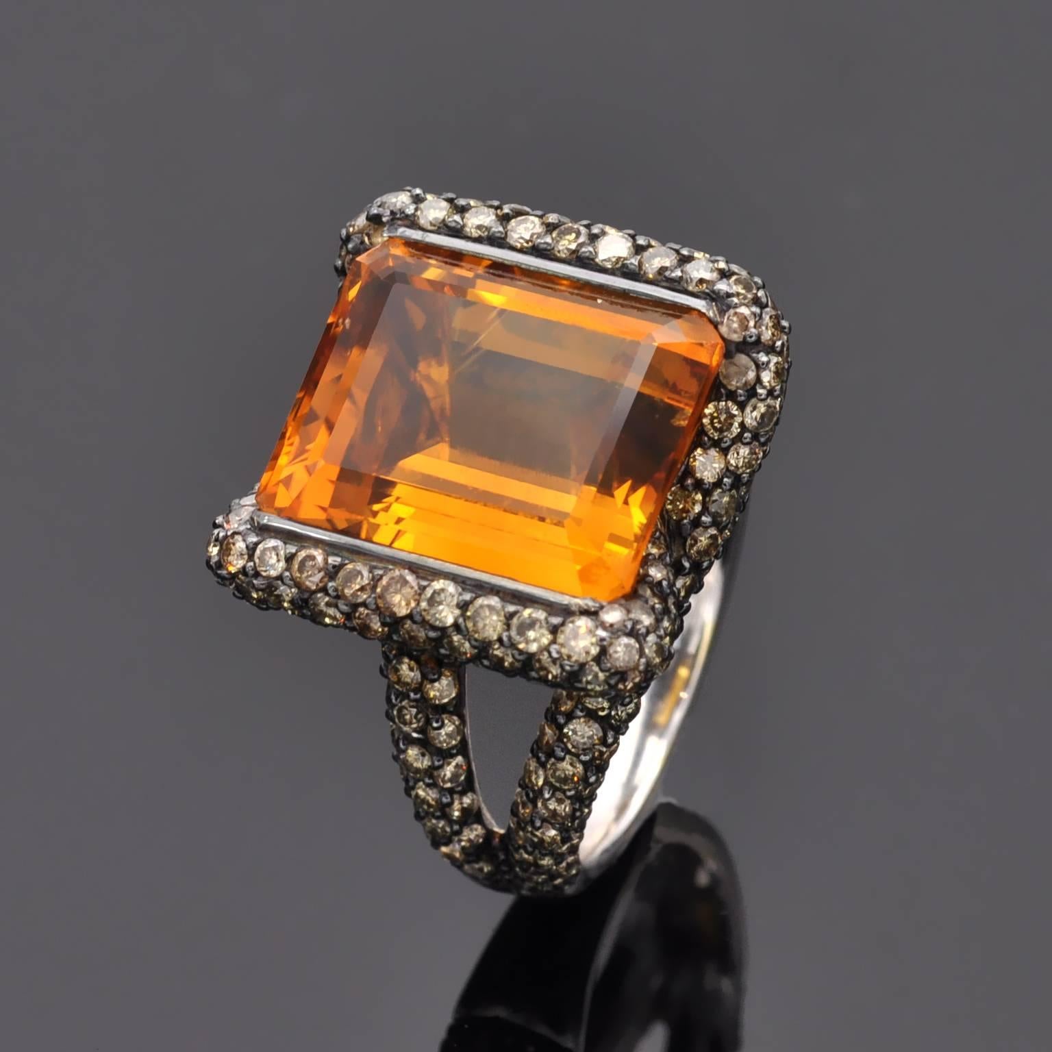 Contemporary Champagne Diamond and Citrine 18 Karat Gold Cocktail Ring For Sale