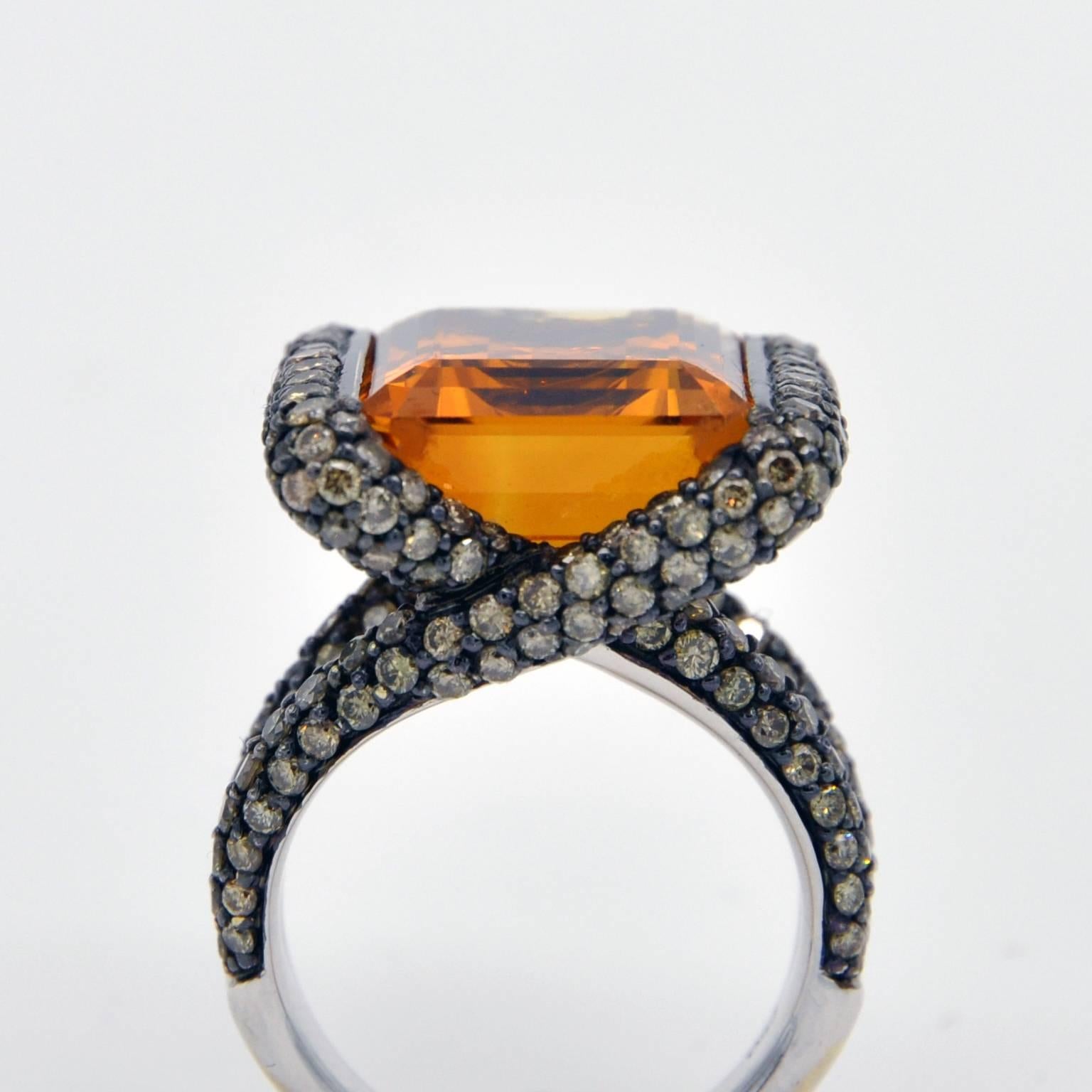 Champagne Diamond and Citrine 18 Karat Gold Cocktail Ring In New Condition For Sale In Monte Carlo, MC