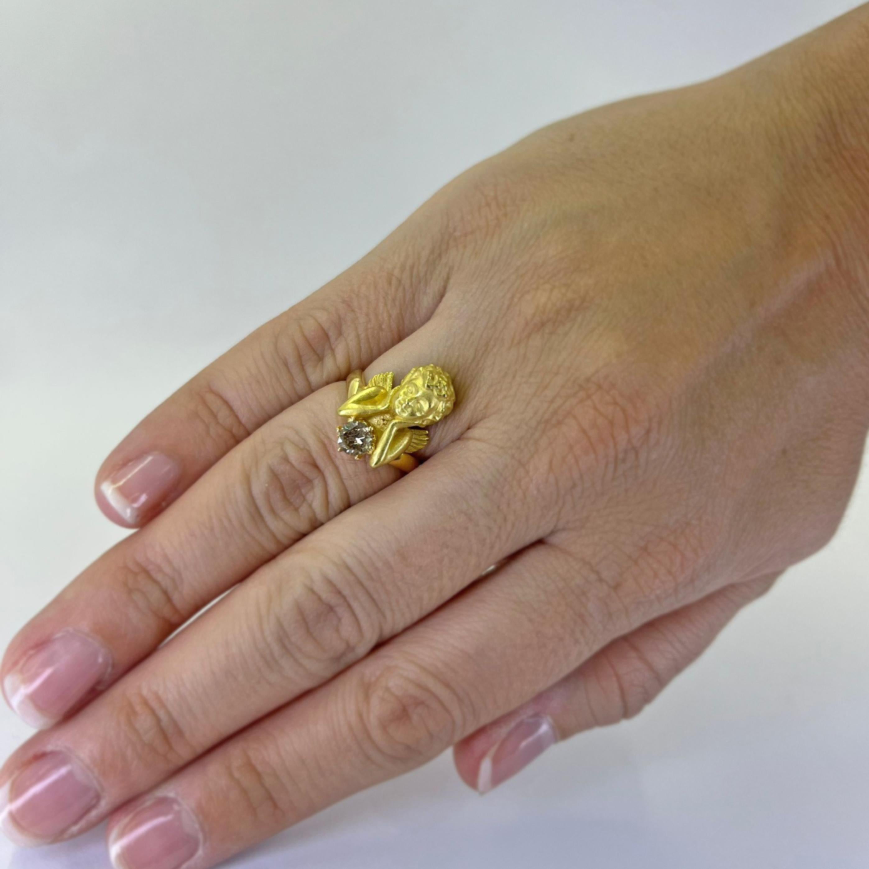 Bague chérubin en or jaune 18 carats, finition mate, ornée d'un diamant champagne rond de taille brillant de 0,27 carat et de pureté SI. Taille des doigts 5.25. Comprend un service de dimensionnement sur demande, avant l'expédition. Le poids final