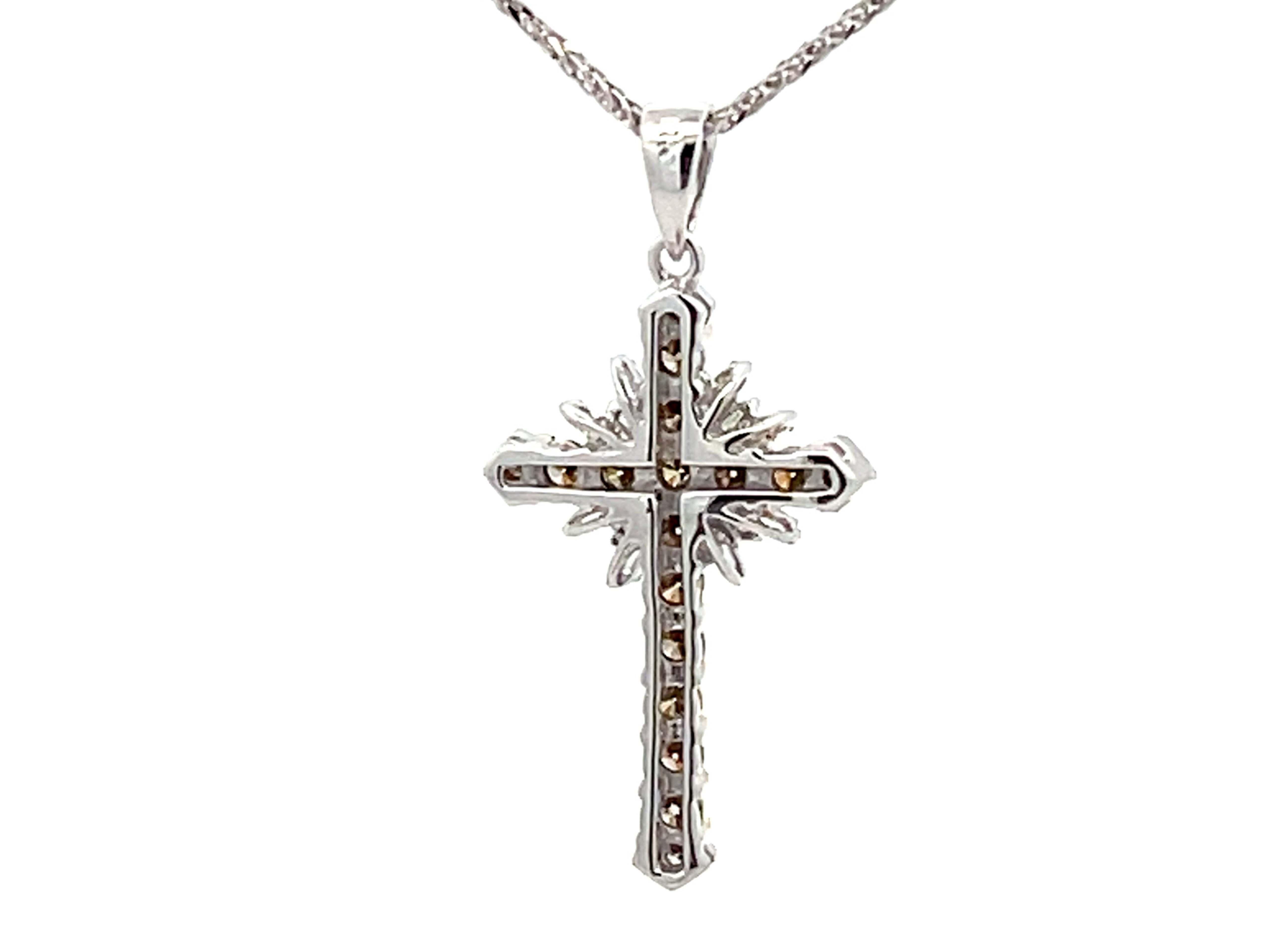 Moderne Collier croix en or blanc 14 carats et diamants champagne en vente