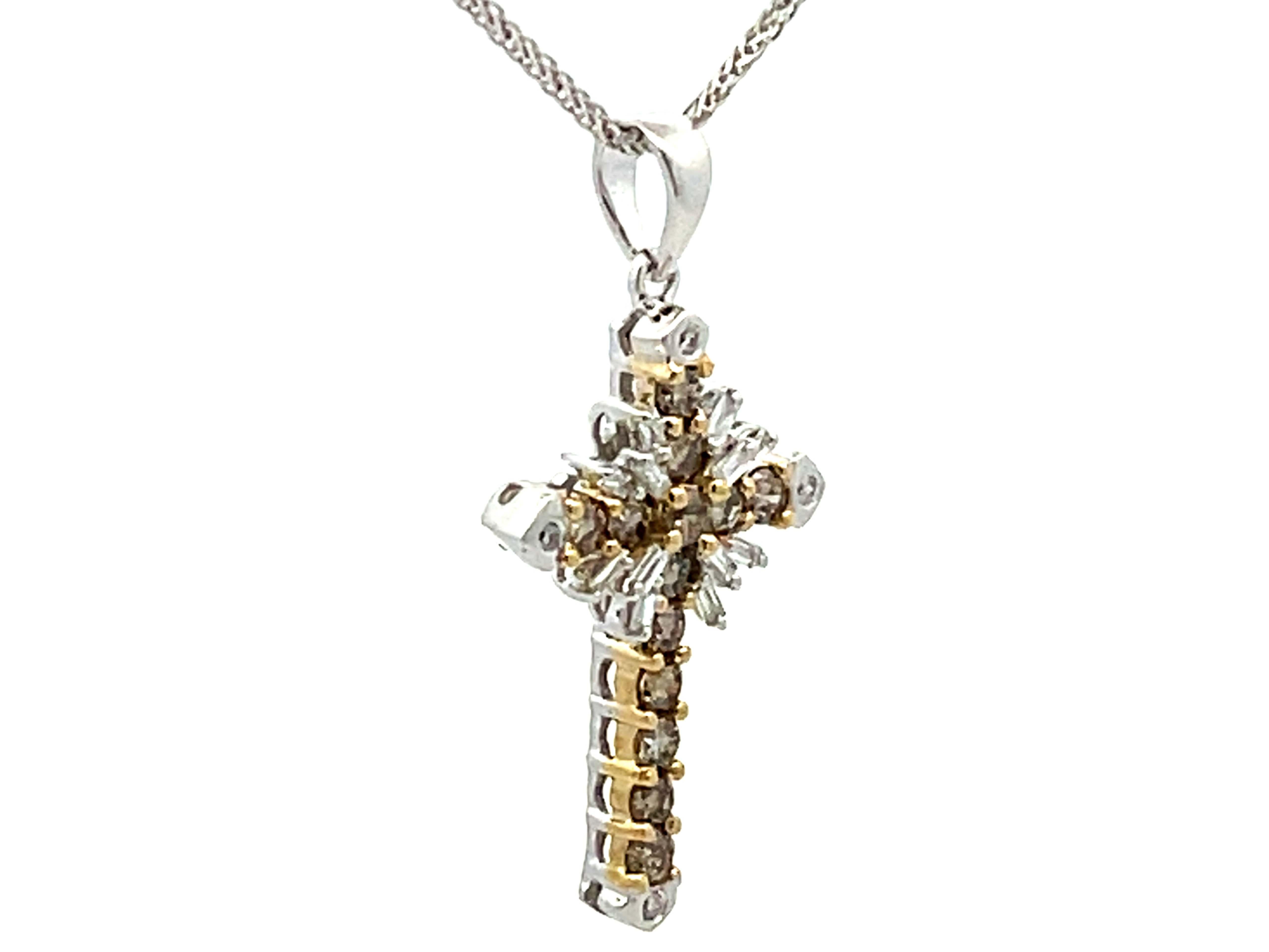 Taille brillant Collier croix en or blanc 14 carats et diamants champagne en vente