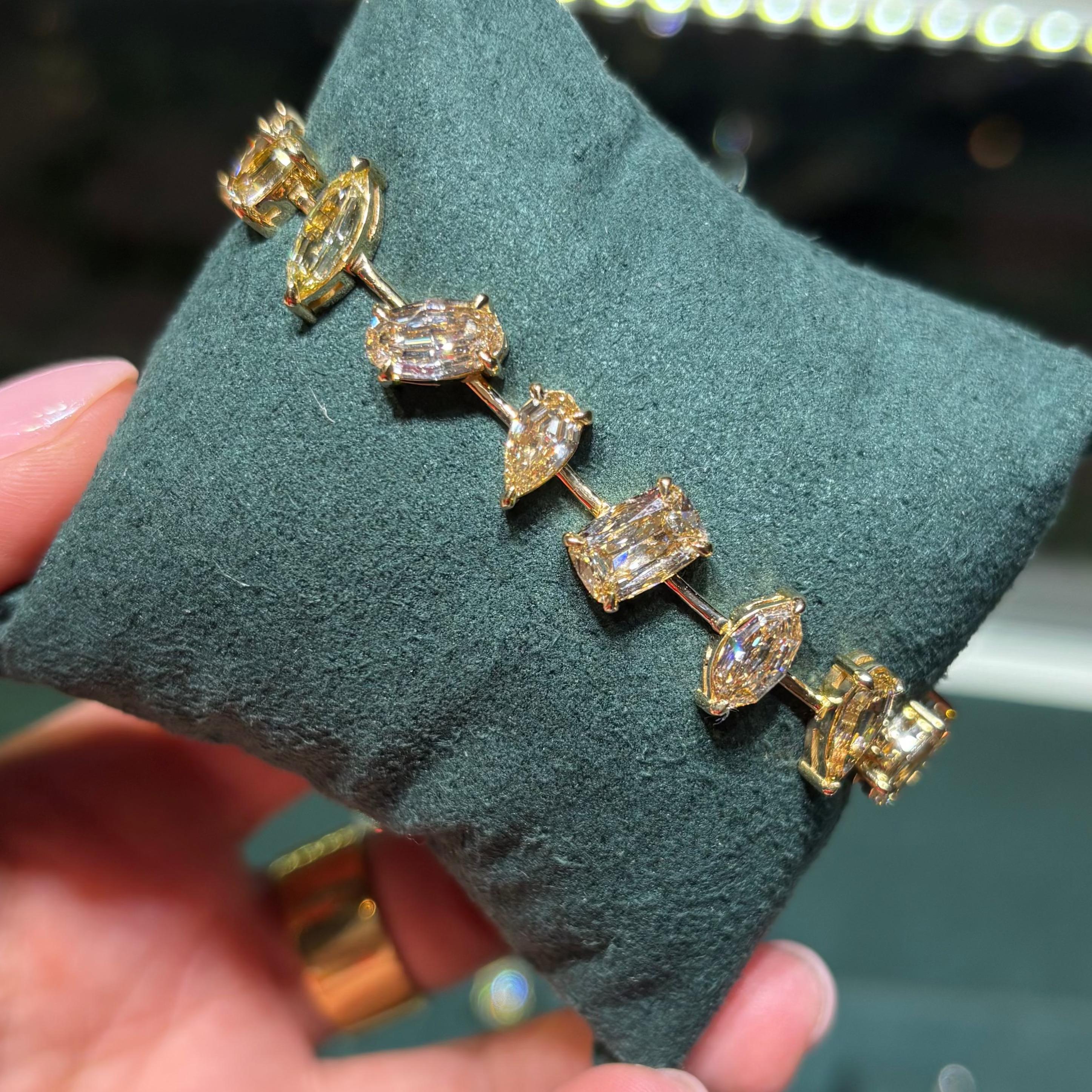 Esta pulsera de 14,45 quilates exhibe un artístico conjunto de diecinueve diamantes champán en talla escalonada modificada de forma mixta, cada uno elegido por su cálido brillo y su forma escultural. Con tallas marquesa, cojín, pera y óvalo de