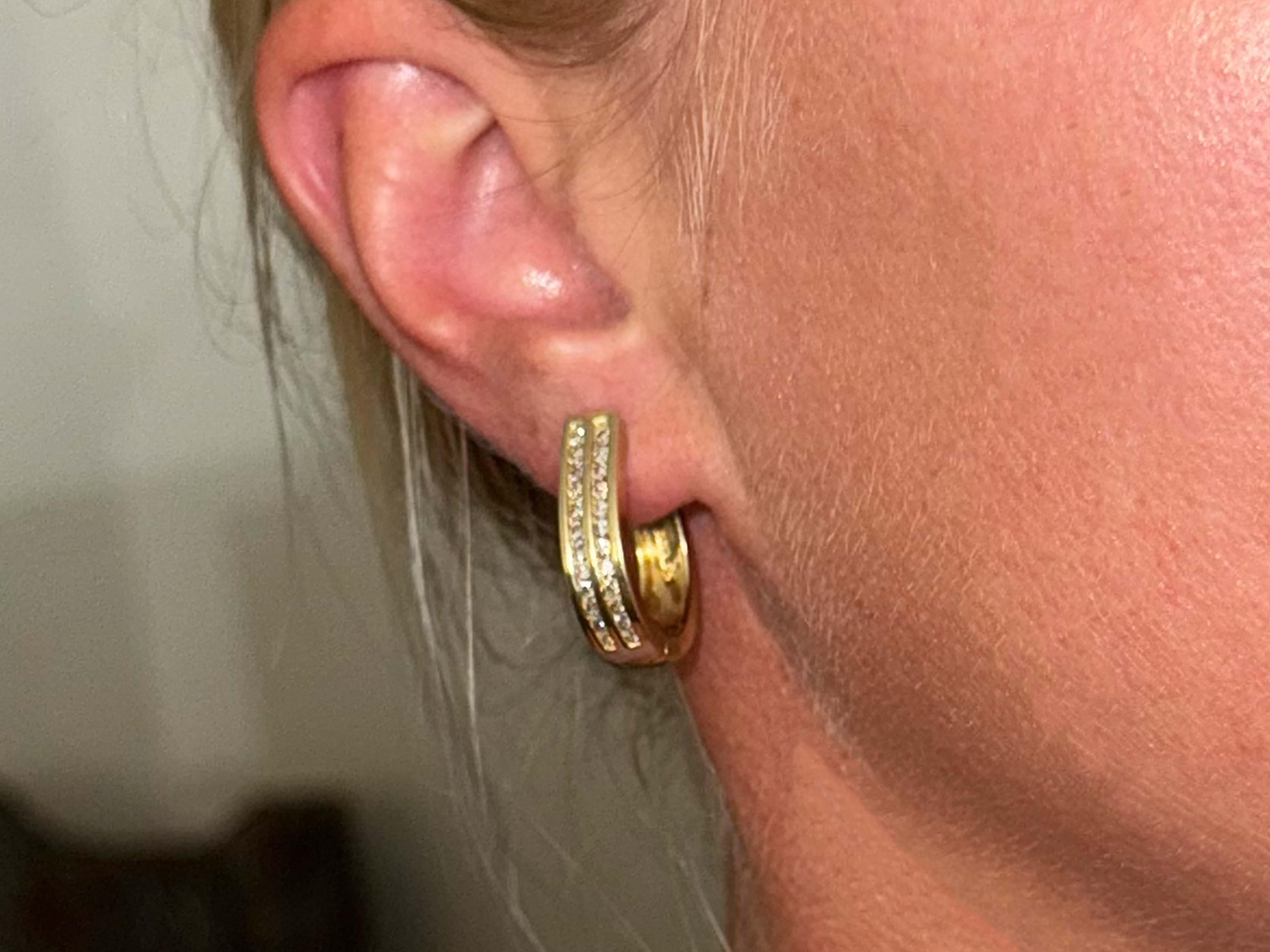 Boucles d'oreilles Spécifications :

Métal : Or jaune 14k

Diamètre de la boucle d'oreille : 0,95