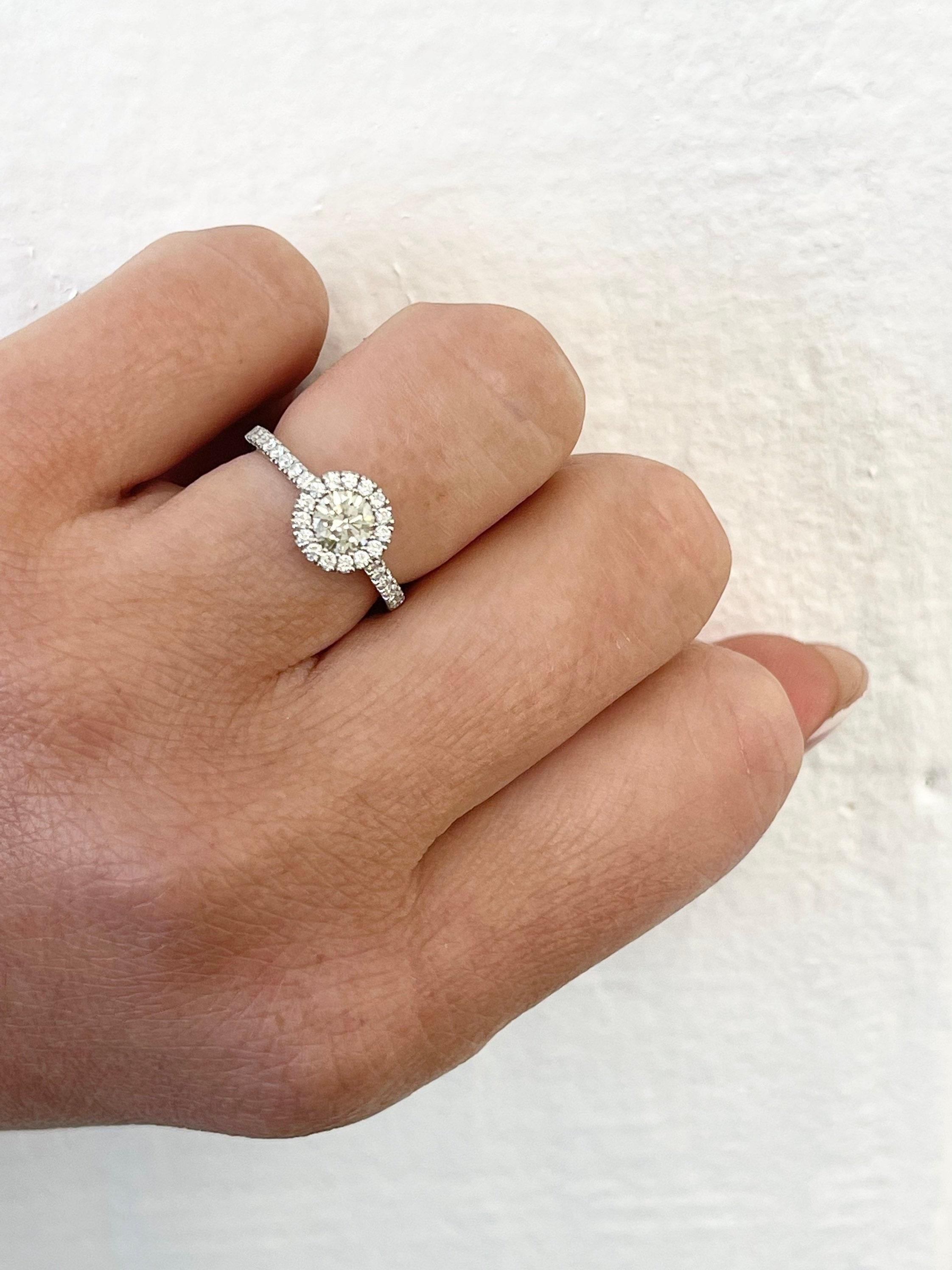 Elegante anillo de diamantes con un brillante centro de diamantes champán de 0,50 ct y daimantes laterales de claridad VS y color F en oro blanco de 18 KT, constituye un cálido anillo de compromiso o de cóctel. 

¡El certificado de autenticidad