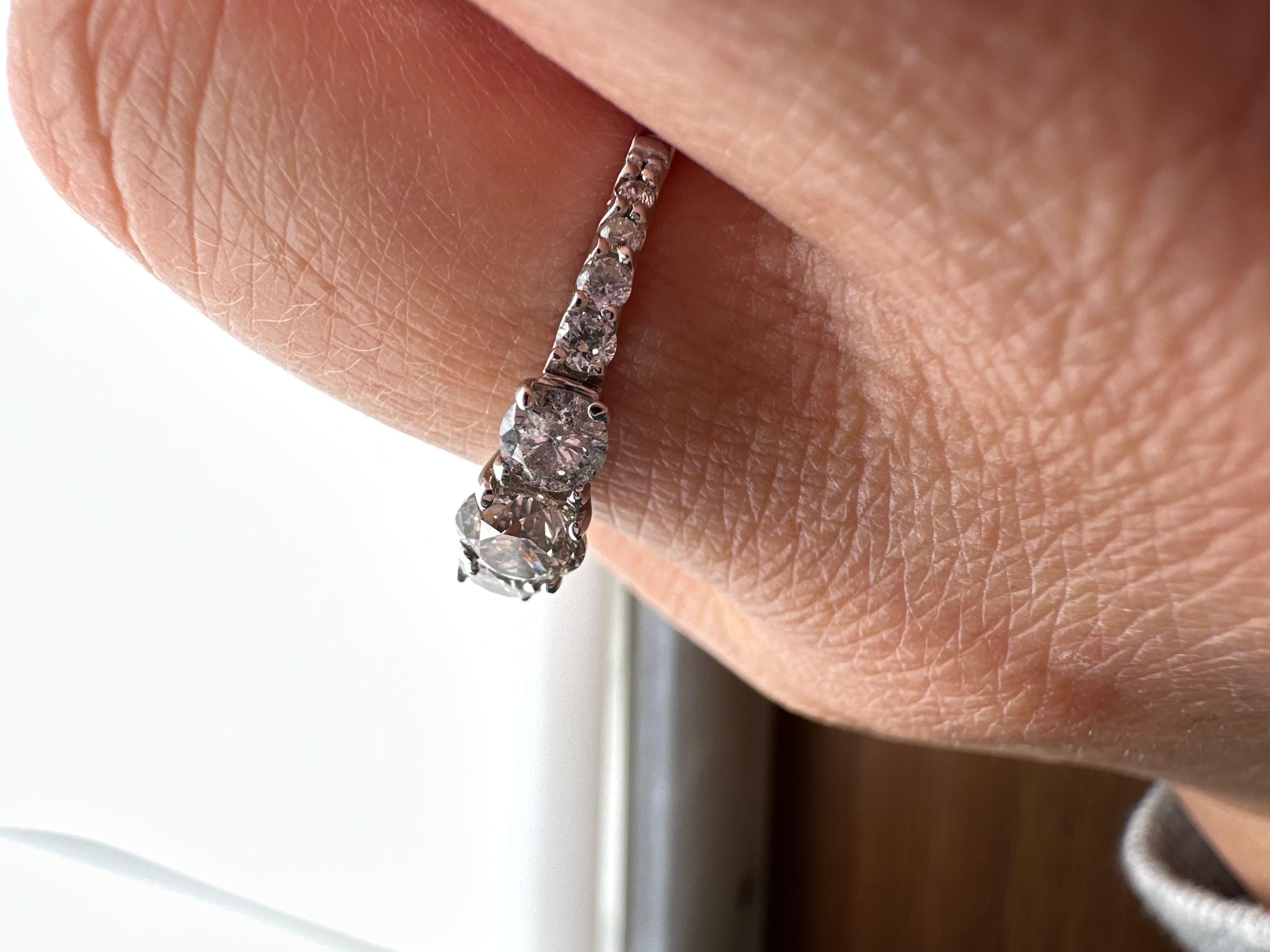 Atemberaubender Verlobungsring mit drei Mittelsteinen, der Ring ist so gefertigt, als ob die Diamanten schweben würden! Dieser Ring funkelt und glänzt, das Metall ist 14KT Weißgold.

Metall Typ: 14KT


Natürliche(r) Diamant(en): 
Farbe: Fancy