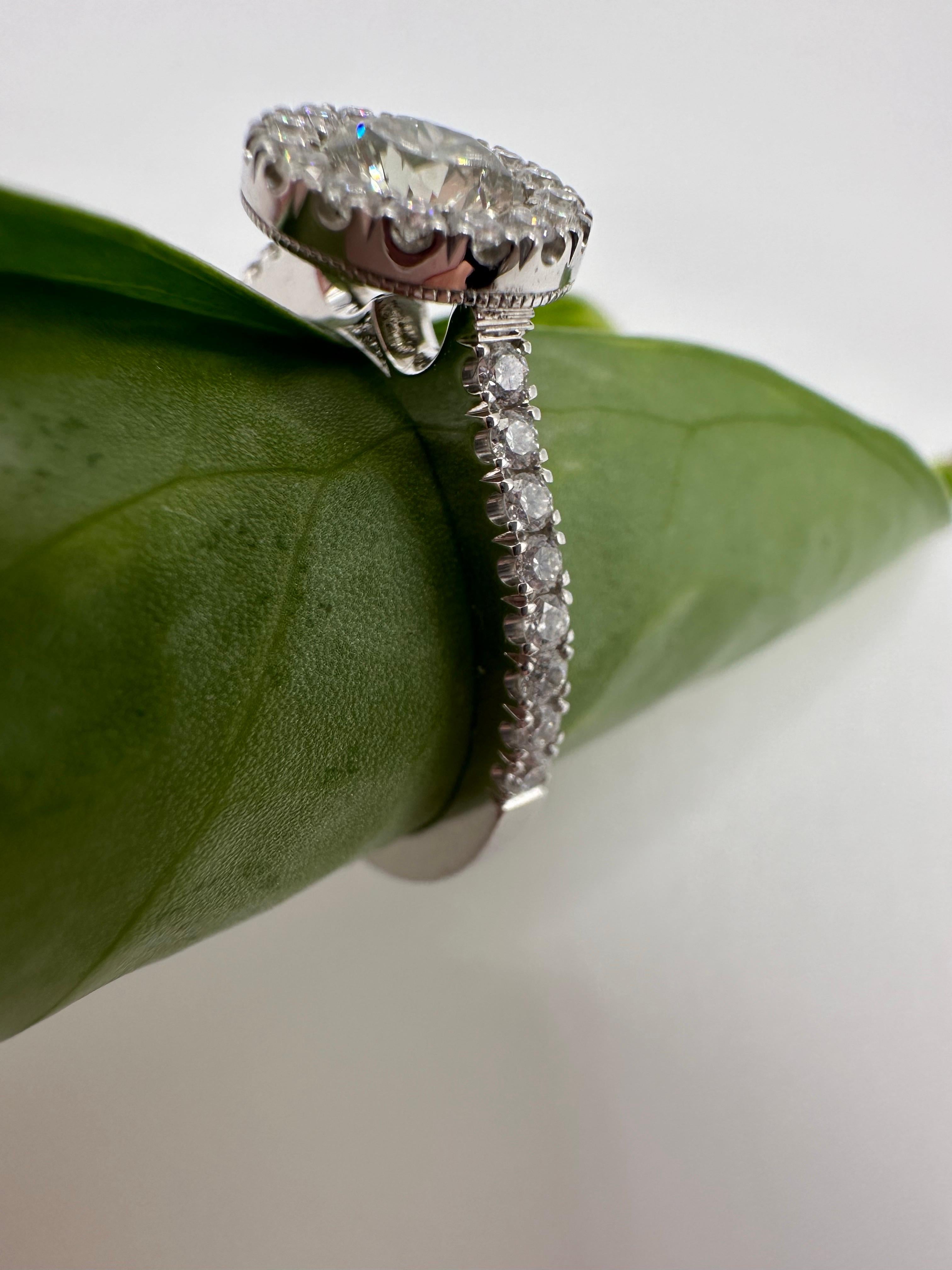 Schöner Verlobungsring mit 0,75 Karat in der Mitte und 0,50 Karat Diamanten rund um in 18KT Weißgold, der Ring ist eine Größe 6 und kann kostenlos re-size werden. Der Diamant in der Mitte ist Fancy Brownish Yellow in Farbe (natürliche Farbe) oft als
