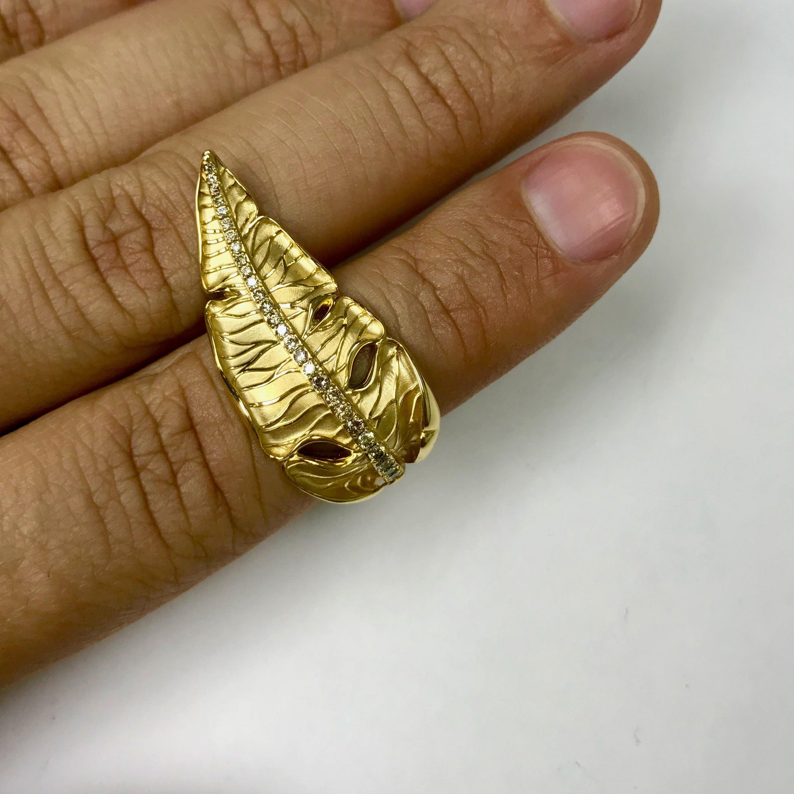 For Sale:  Champagne Diamonds 18 Karat Yellow Gold Leaf Ring 7
