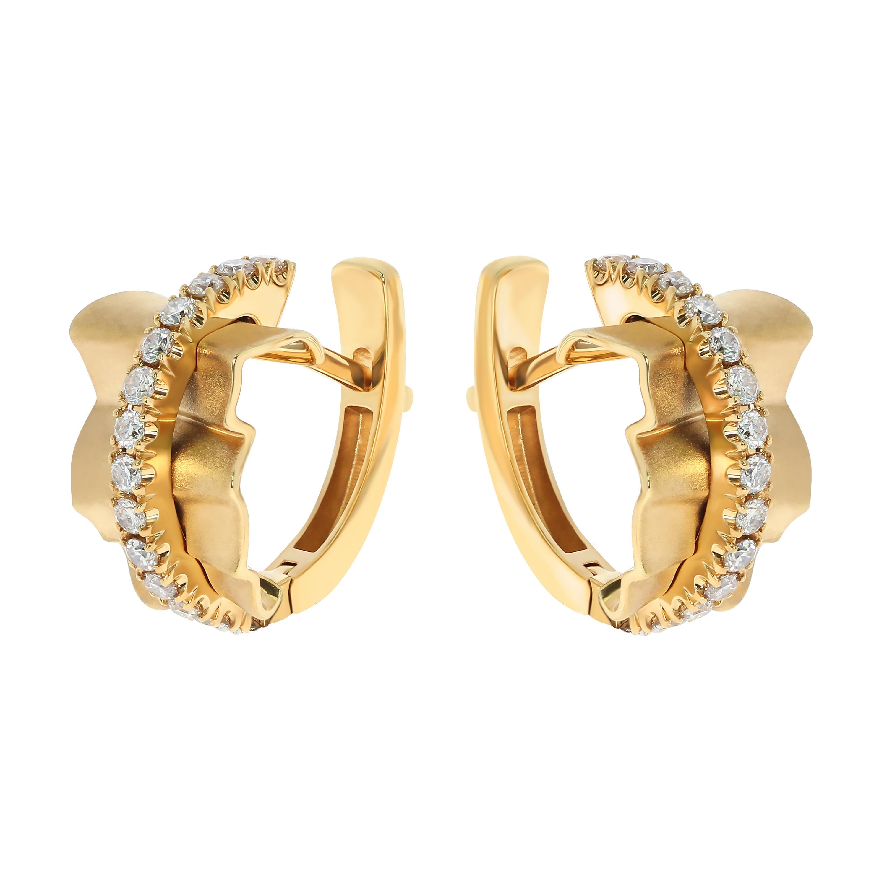 Champagne Diamonds 18 Karat Yellow Gold Pret-a-Porter Earrings
Earrings from Pret-a-Porter collection are the elegance of fabrics. These Earring are made as if of silk, which is pretty crumpled under the pressure of shiny 28 Champagne Diamonds.