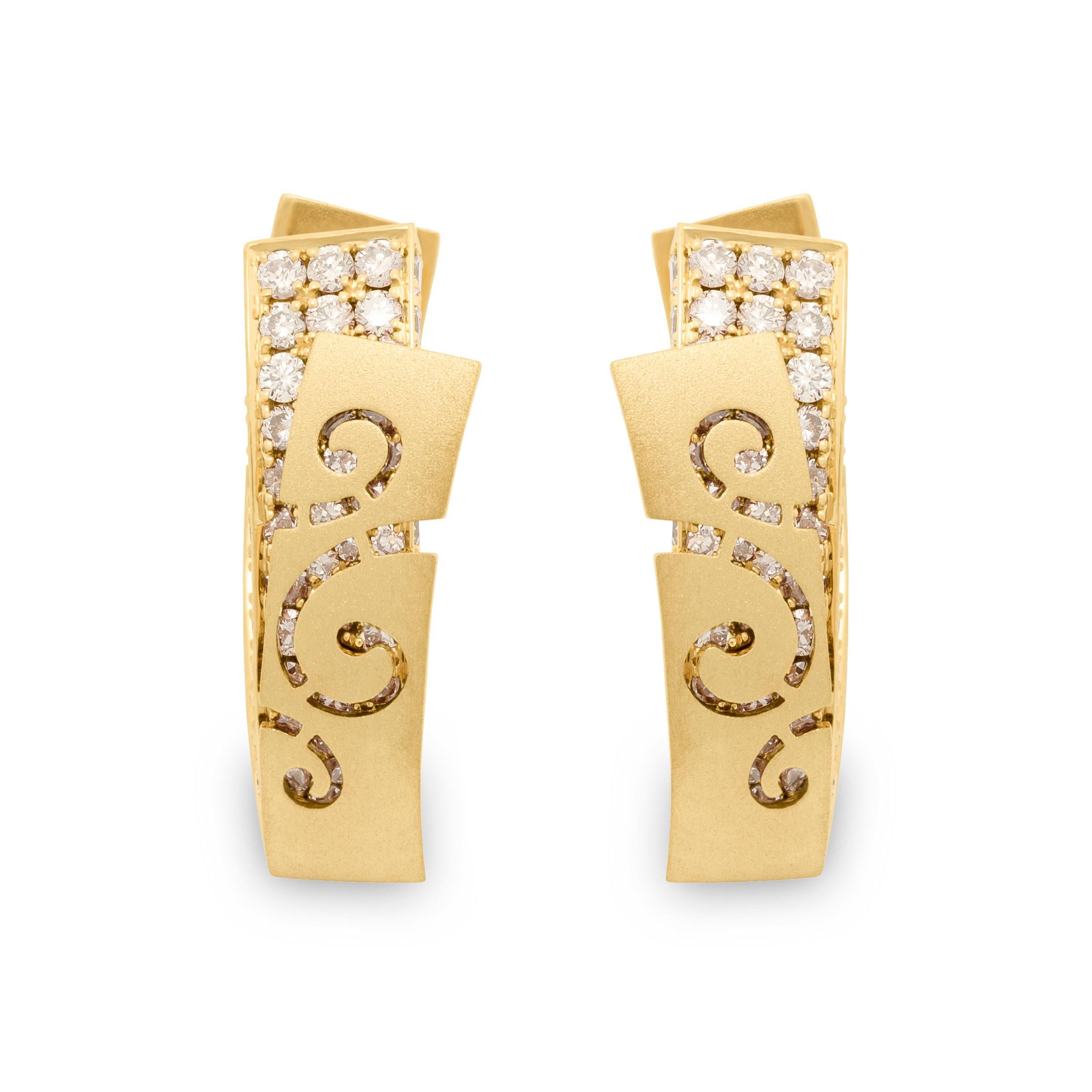 Champagner-Diamanten 18 Karat Gelbgold Kleine Schleier-Ohrringe
Veil hat unsere Designer zu dieser Schmuckserie inspiriert. Diese Ohrringe zum Beispiel scheinen zwei Schichten zu haben. Die erste Schicht ist ein 