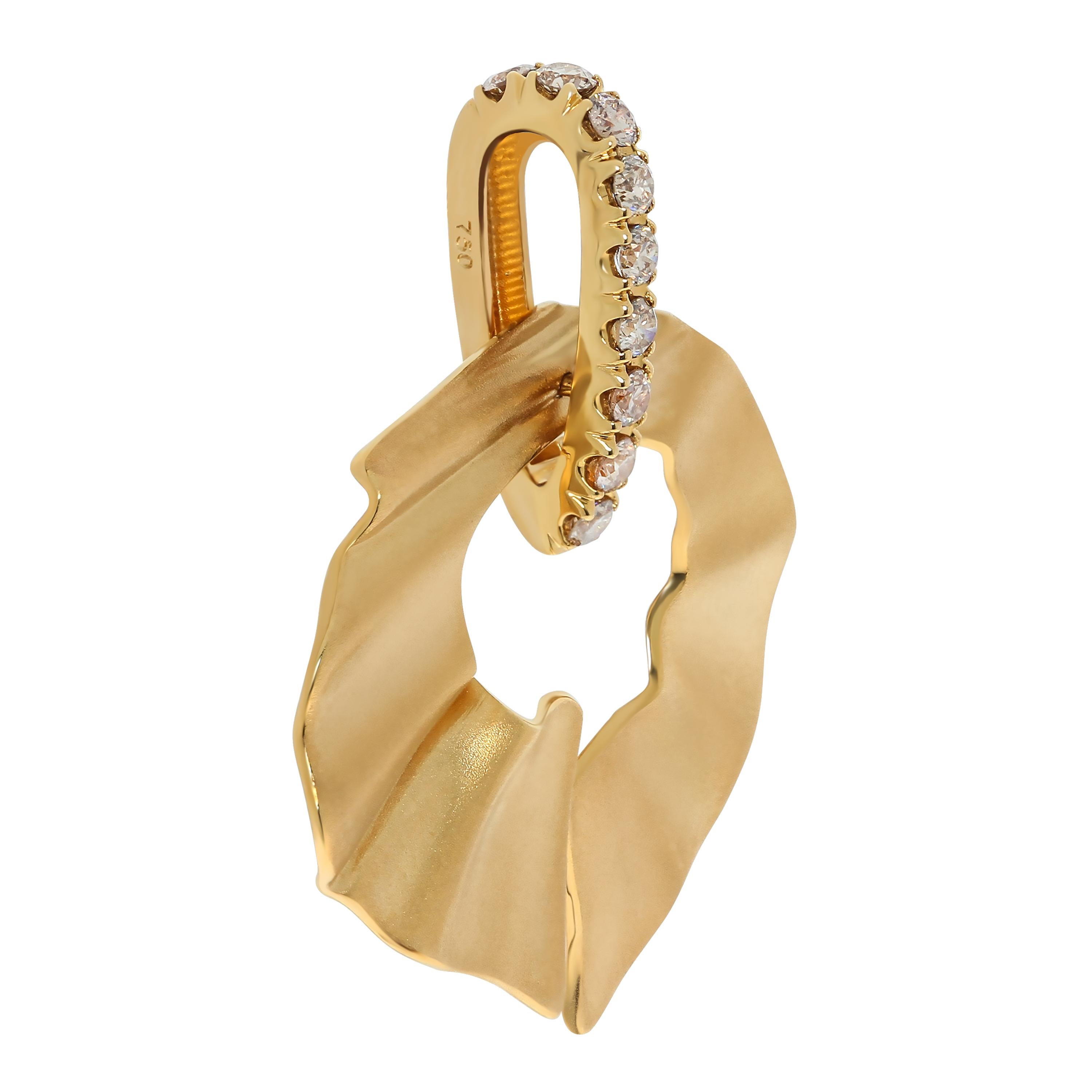 Champagne Diamonds 18 Karat Yellow Gold Pret-a-Porter Pendant
Pendants from Pret-a-Porter collection are the elegance of fabrics. This Pendant is made as if of silk, which is pretty crumpled under the pressure of shiny 9 Champagne Diamonds. 