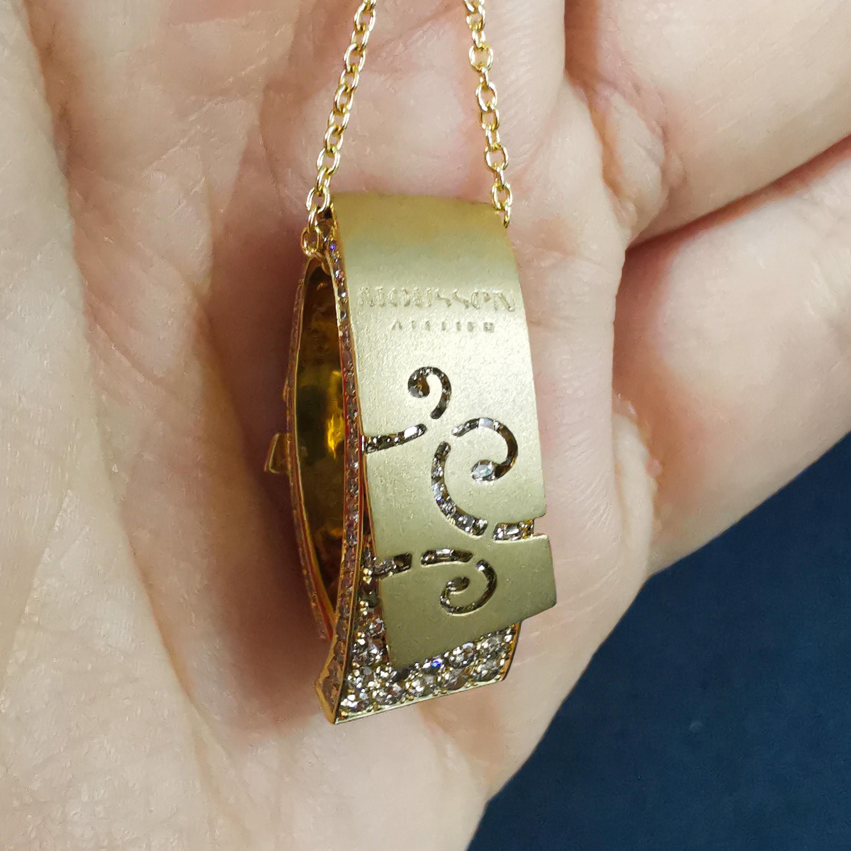 Champagne Diamonds 18 Karat Yellow Gold Pret-a-Porter Pendant In New Condition For Sale In Bangkok, TH
