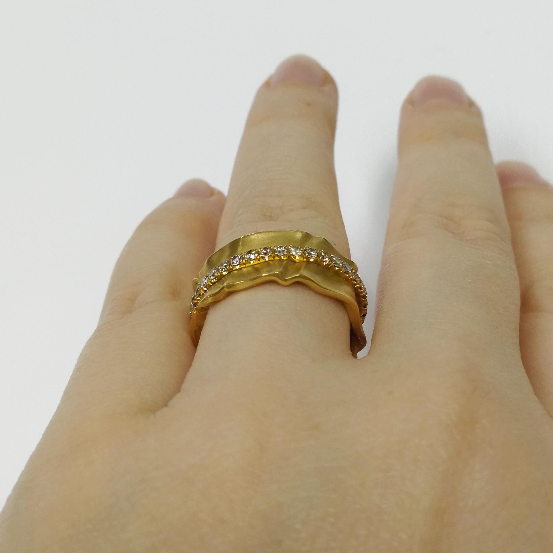 Champagne Diamonds 18 Karat Yellow Gold Pret-a-Porter Ring In New Condition For Sale In Bangkok, TH