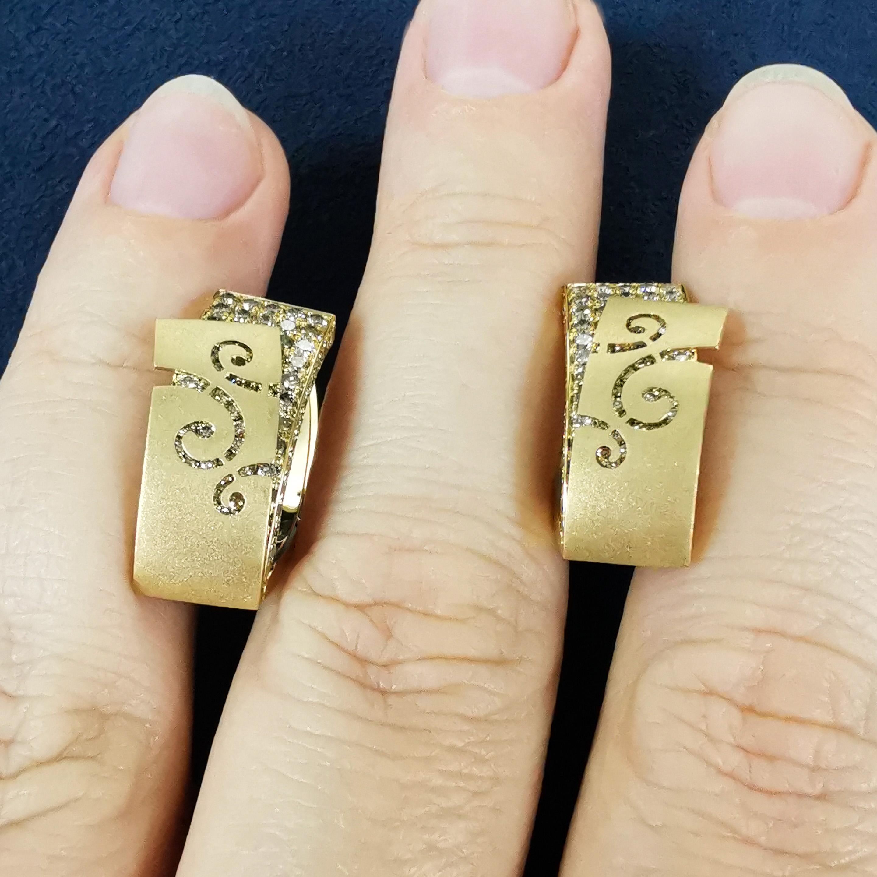 Schleifenohrringe aus 18 Karat Gelbgold mit Champagner-Diamanten (Rundschliff) im Angebot