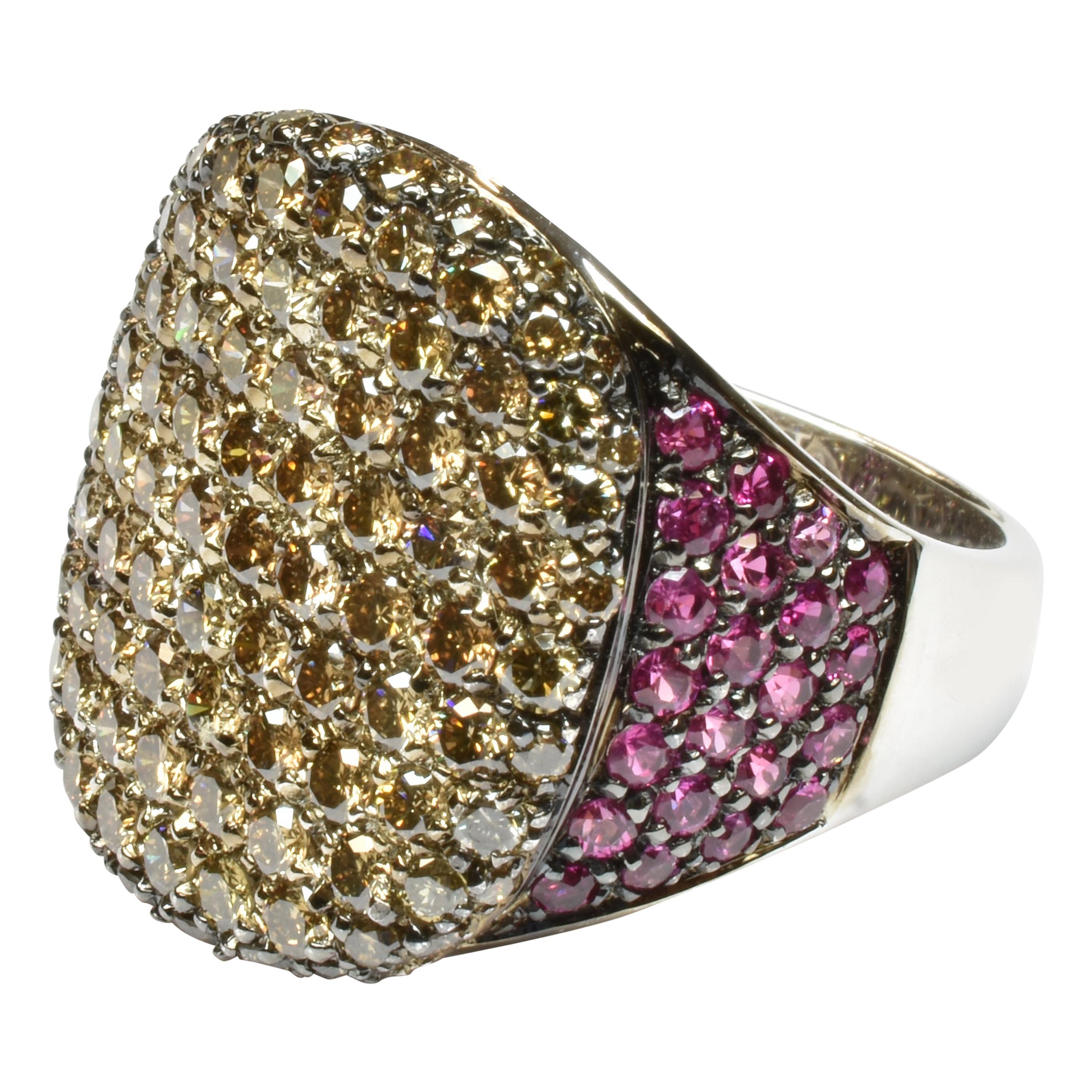 Bague champagne en or blanc avec diamants et rubis, fabriquée en Italie en vente