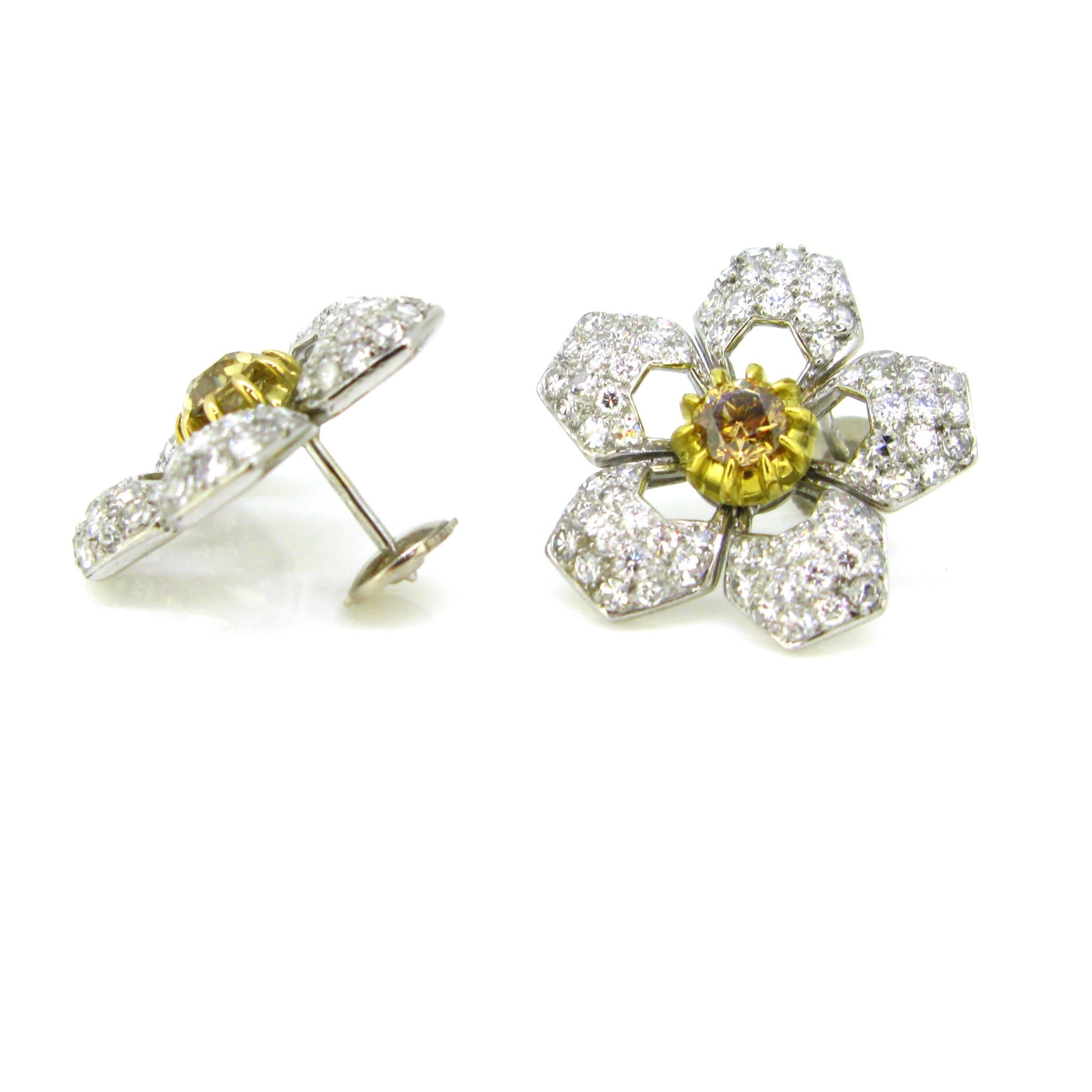 Champagne Diamonds Flowers Yellow White Gold Fashion Studs Earrings In Excellent Condition In London, GB