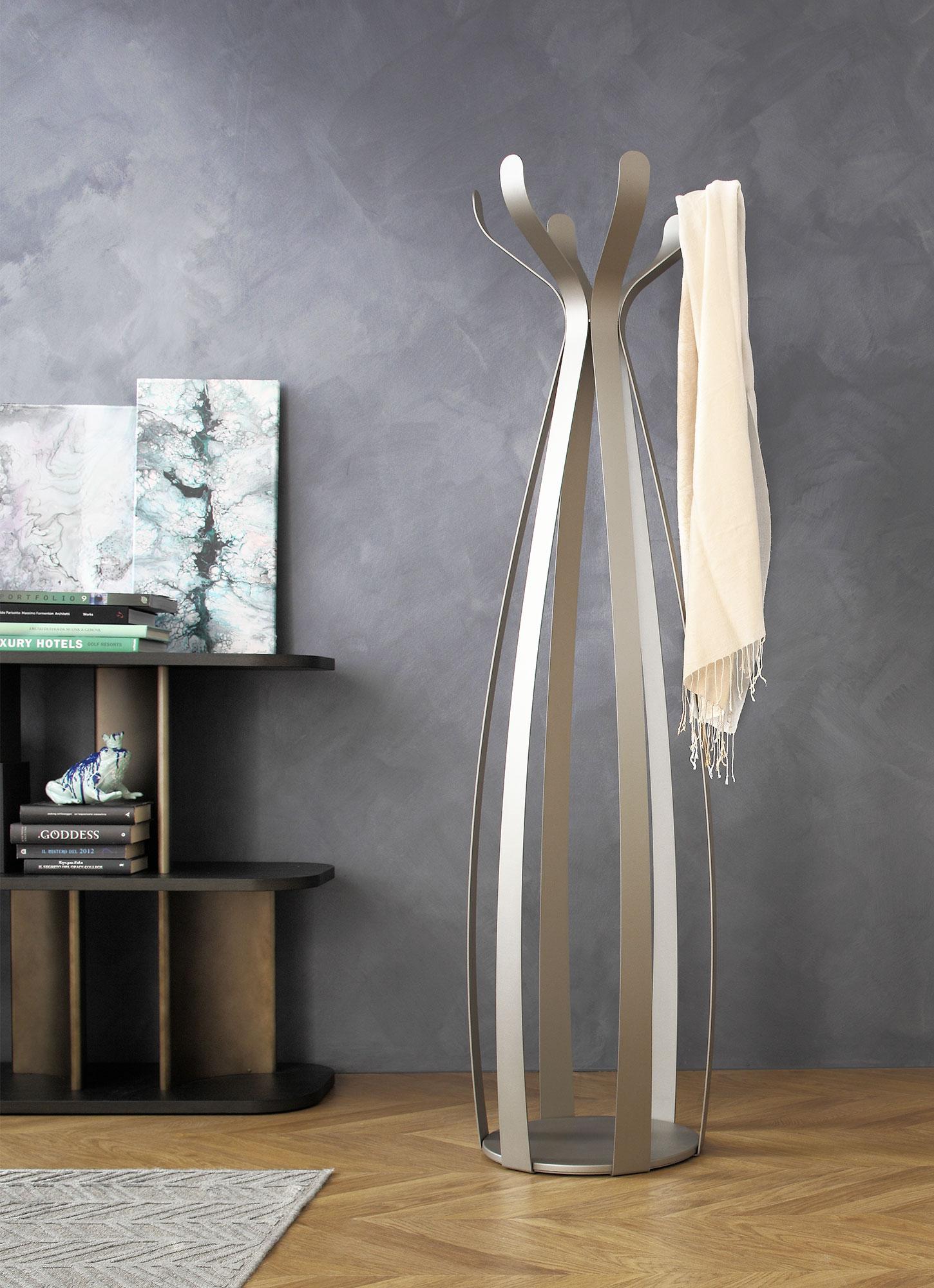 Appendiabiti Champagne Ficus di Morica Design
Dimensioni: D. 47 x L. 42 x H. 175 cm
Materiali: Metallo champagne.

Disponibile nelle finiture in metallo champagne o brunito scuro. Contattateci.

Appendiabiti in metallo calandrato e verniciato a