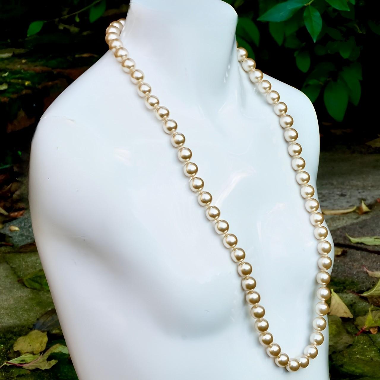 Champagne Glass Pearl Necklace with a Silver Tone and Rhinestone Clasp In Good Condition For Sale In London, GB