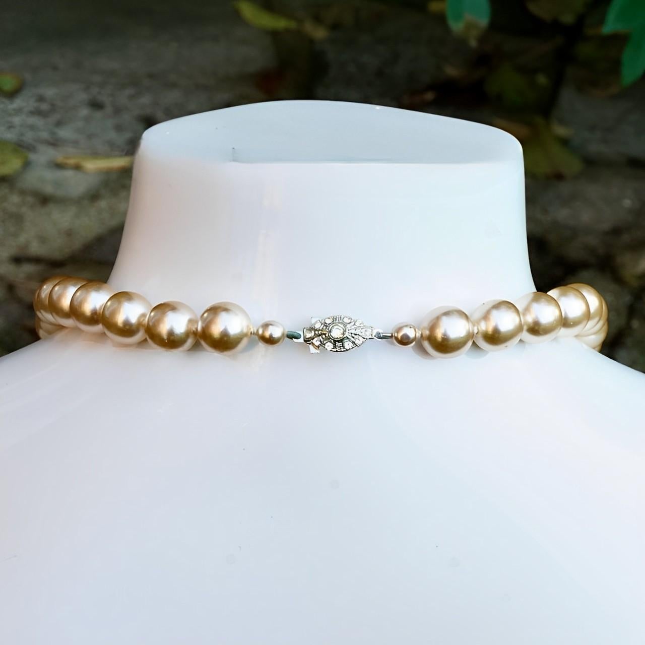 Champagne Glass Pearl Necklace with a Silver Tone and Rhinestone Clasp For Sale 1