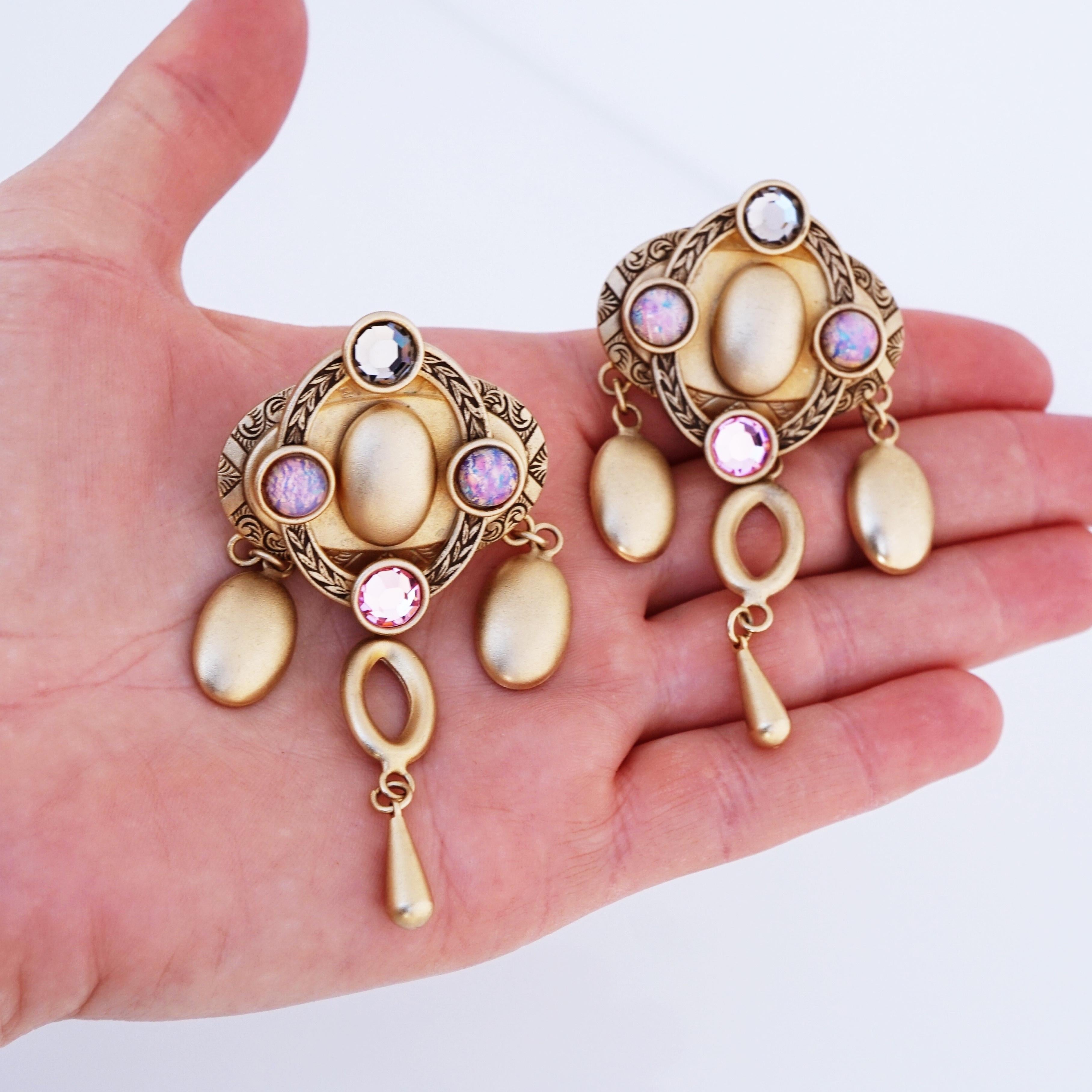 Pendants d'oreilles champagne avec opales et cristaux de Natasha Stambouli en vente 1