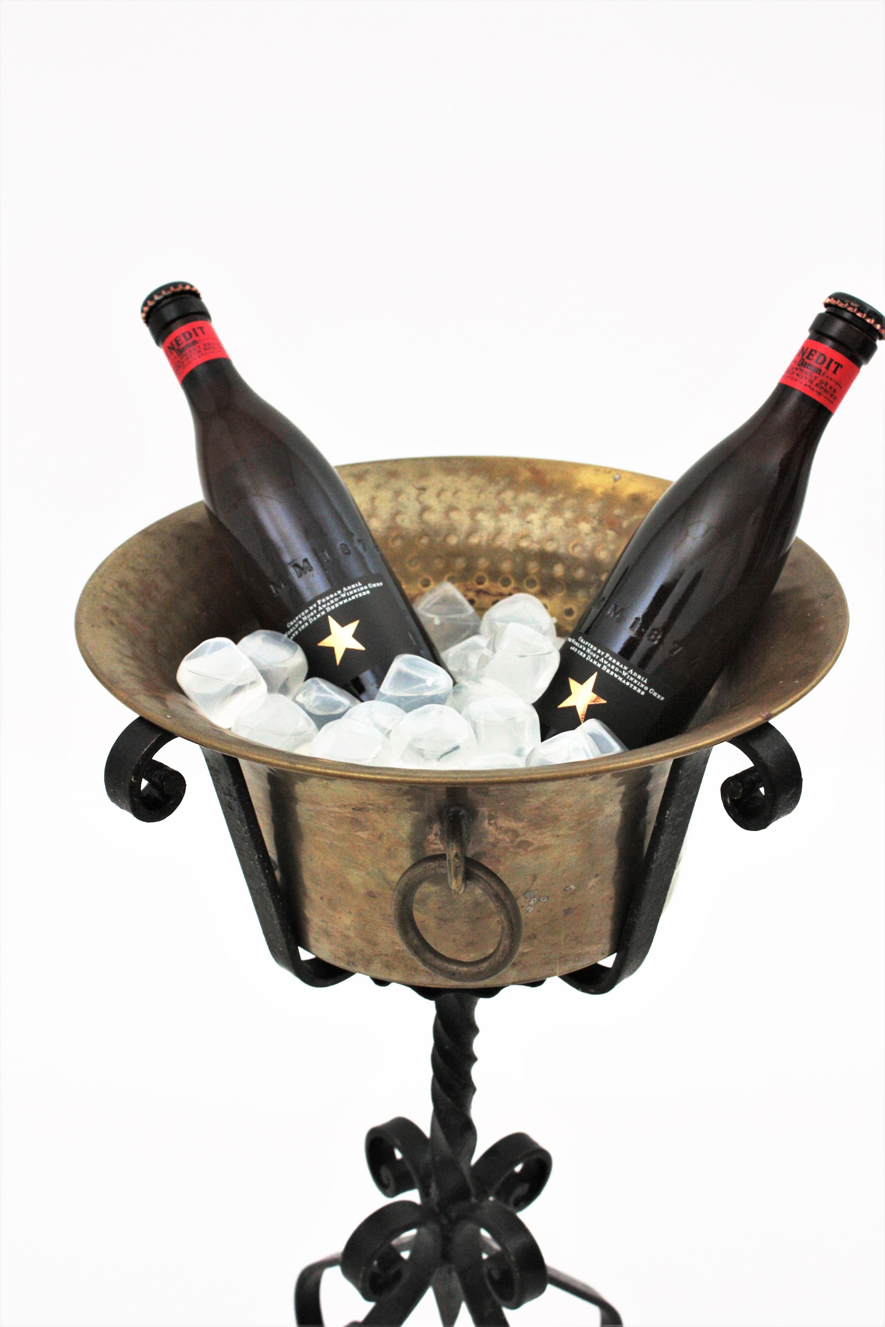 Schmiedeeisen und Messing Champagner Weinkühler Standing Ice Bucket (Moderne der Mitte des Jahrhunderts) im Angebot