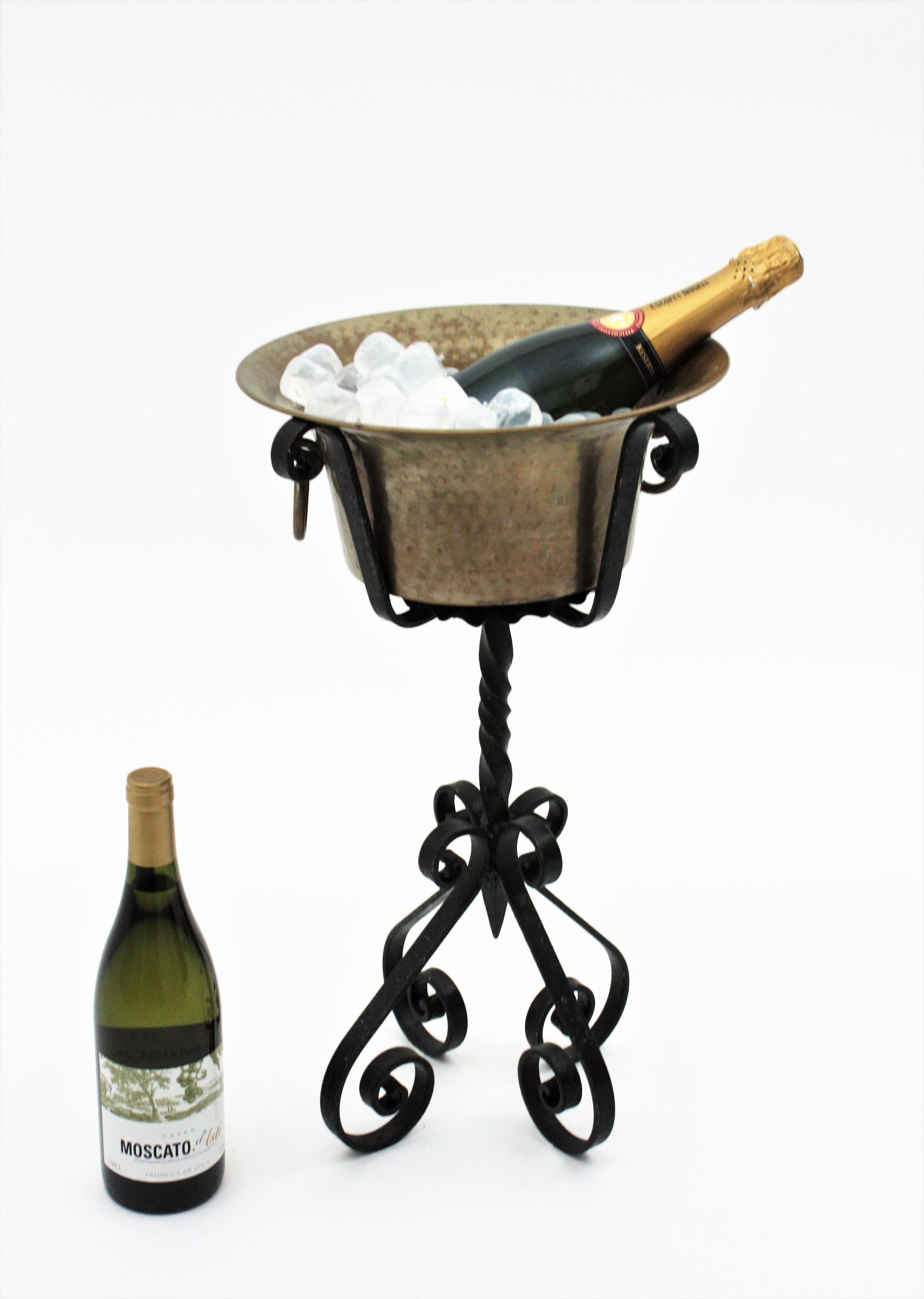 Espagnol Seau à glace en fer forgé et laiton pour le vin de Champagne en vente