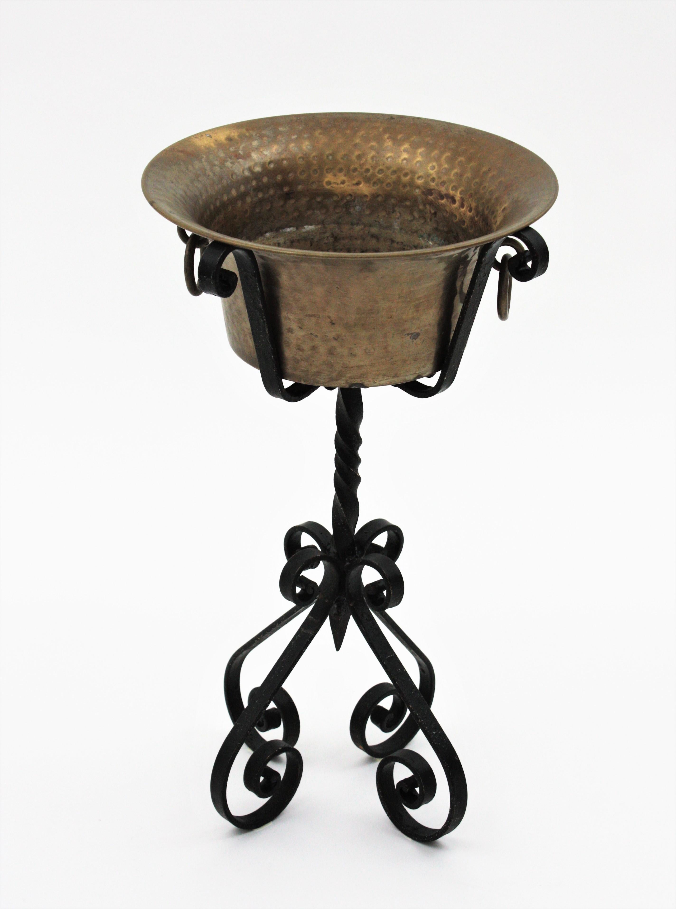 Wrought Iron and Brass Champagne Wine Cooler Standing Ice Bucket In Good Condition For Sale In Barcelona, ES