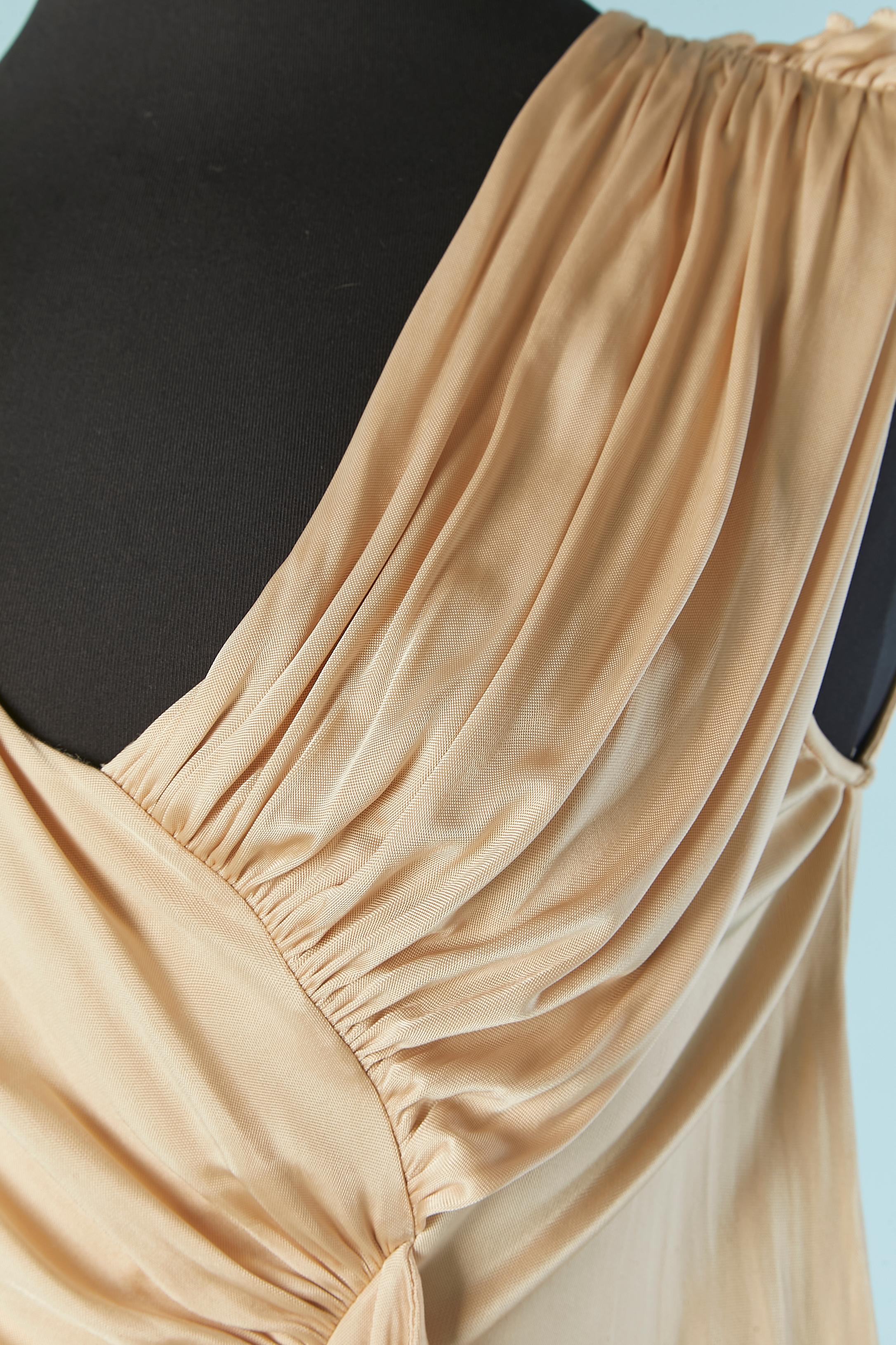 Abito da cocktail drappeggiato in jersey di rayon color champagne. Volant sulla parte superiore della linea delle spalle. Fascia elastica in vita. 
Ologramma di autenticità.
taglia 40 (It) 36 (Fr) S 