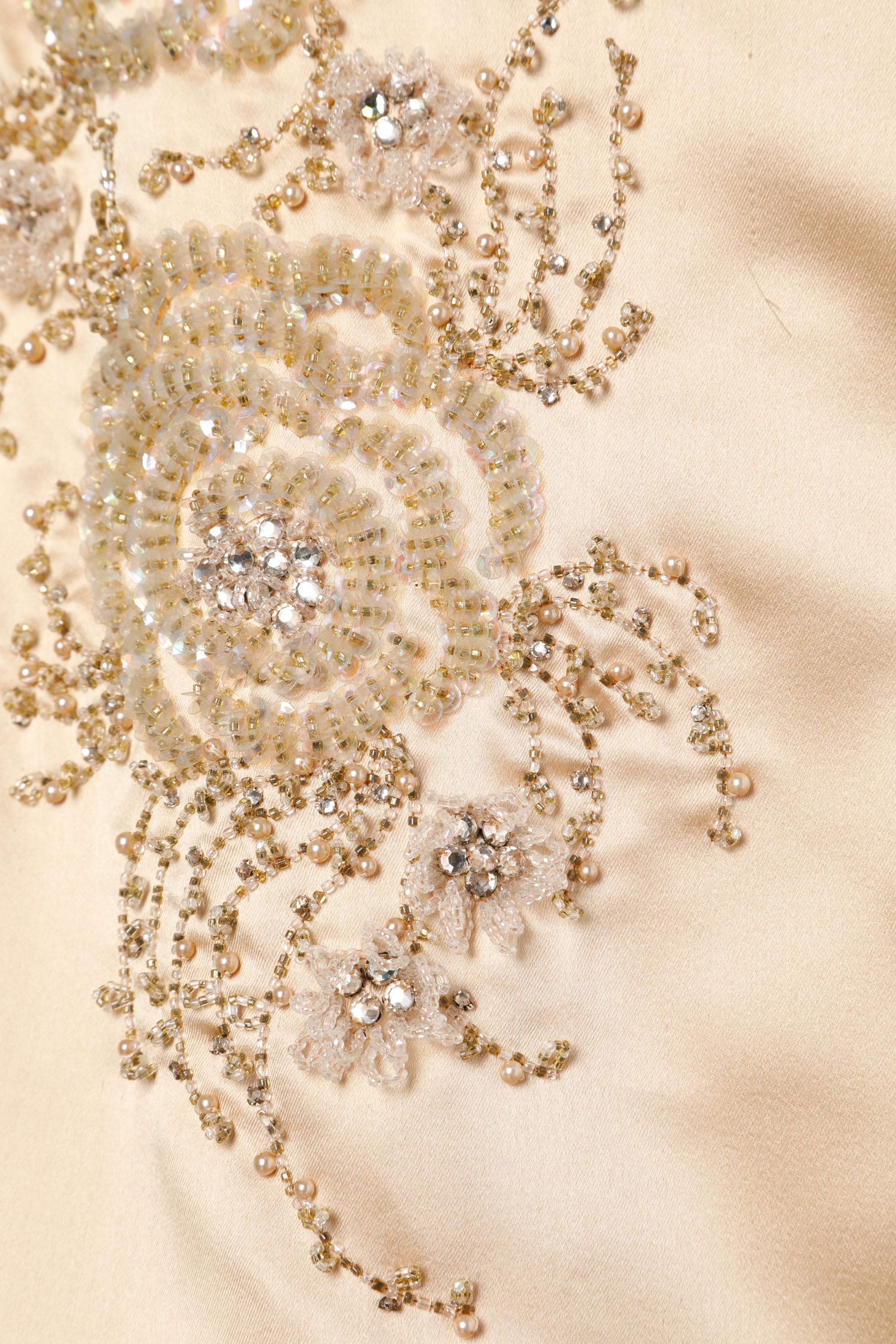 Champagnerfarbenes asymmetrisches Abendkleid aus Seiden-Satin mit Perlen GABY COUTURE  1960's  (Beige) im Angebot