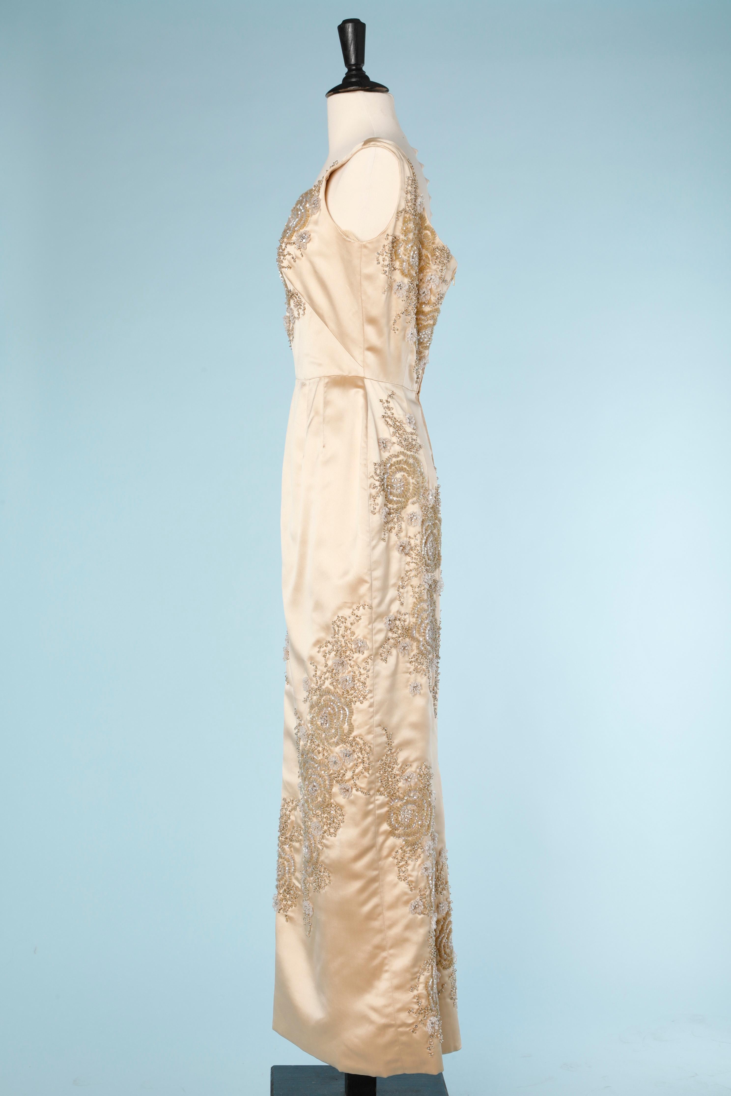 Champagnerfarbenes asymmetrisches Abendkleid aus Seiden-Satin mit Perlen GABY COUTURE  1960's  im Zustand „Hervorragend“ im Angebot in Saint-Ouen-Sur-Seine, FR