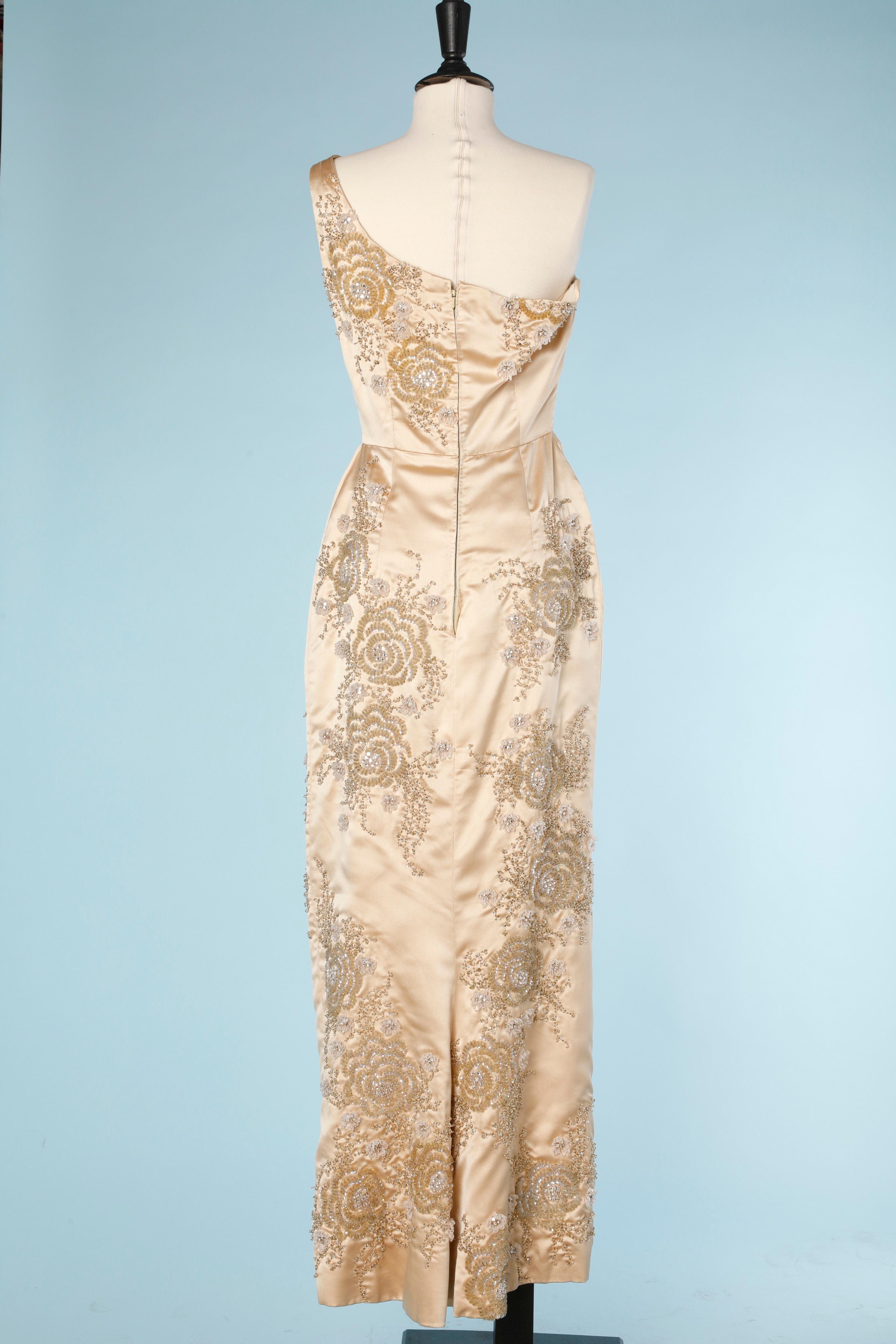 Champagnerfarbenes asymmetrisches Abendkleid aus Seiden-Satin mit Perlen GABY COUTURE  1960's  Damen im Angebot
