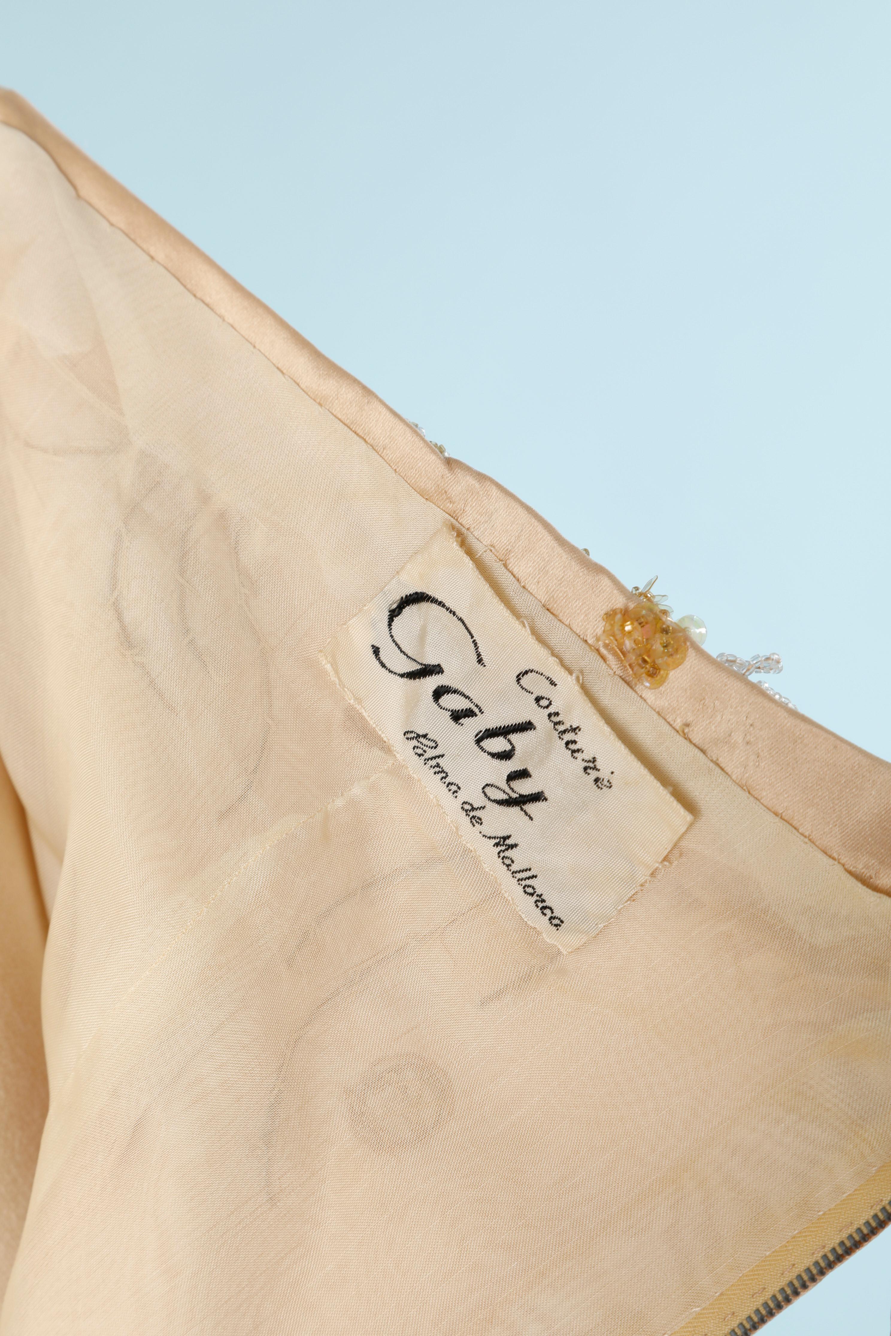 Robe de soirée asymétrique en satin de soie champagne perlée GABY COUTURE  1960's  en vente 1