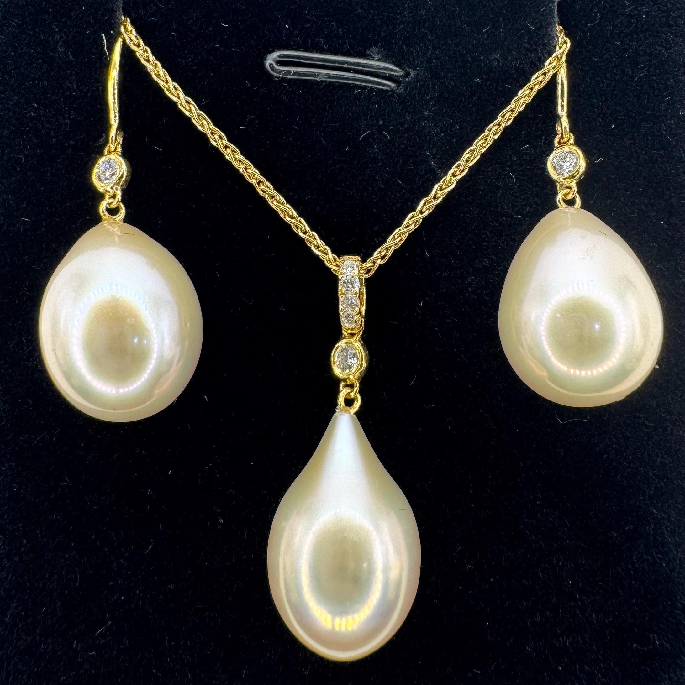 Pendant:
Champagne Teardrop Freshwater Baroque Pearl: 12.51ct
1 Round Brilliant Cut Diamond: 0.04ct
4 Round Brilliant Cut Diamonds: 0.053ct
Dimensions: Approximately 16.81mm x 11.23mm x 11.27mm
18K Yellow Gold
Gold Weight: 0.40g
Total Weight: