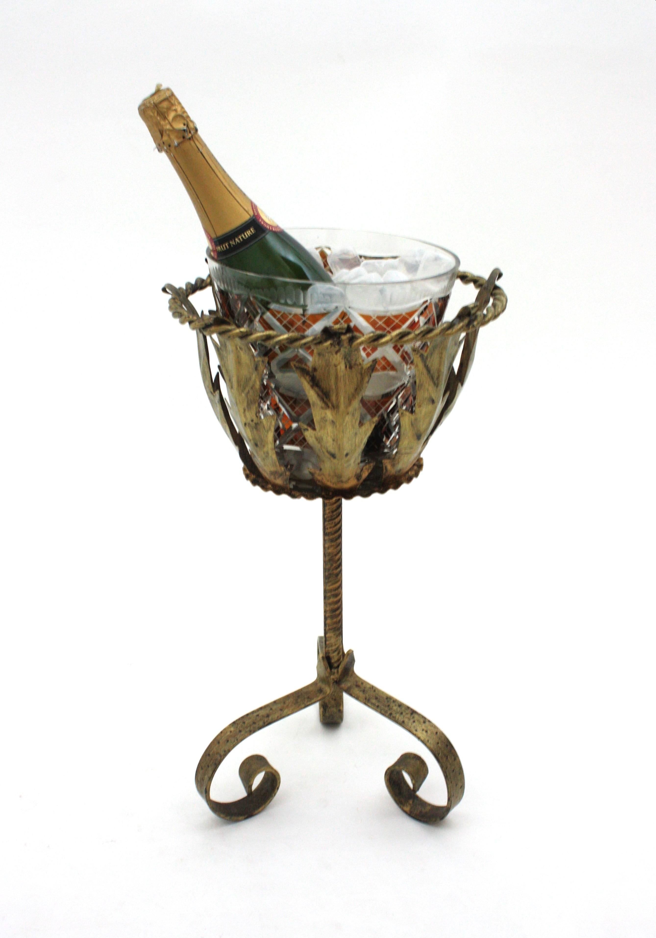 Specchio Secchiello per vino Champagne con supporto in ferro dorato e cristallo sfaccettato in vendita
