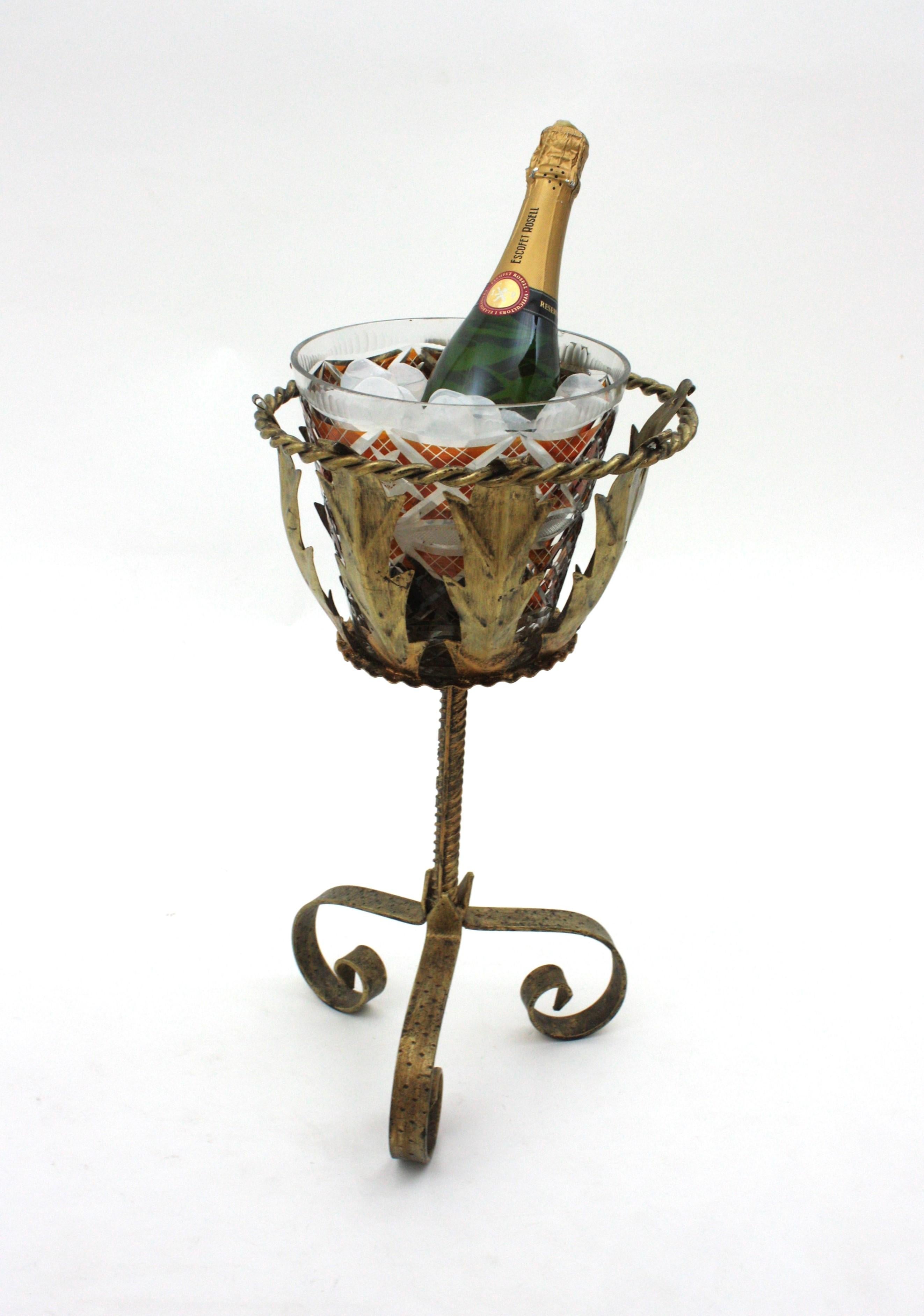 Secchiello per vino Champagne con supporto in ferro dorato e cristallo sfaccettato in vendita 1