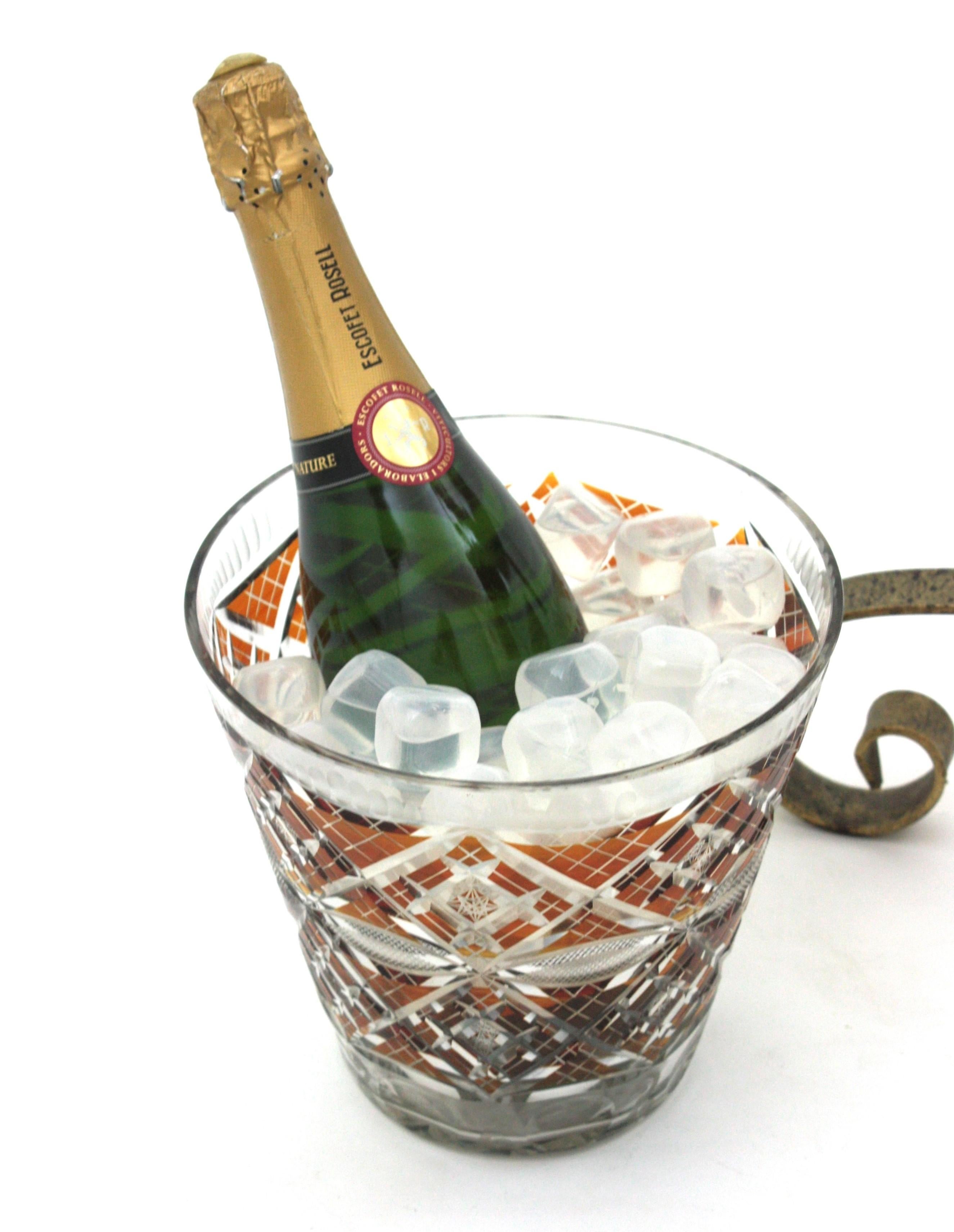 Spagnolo Secchiello per vino Champagne con supporto in ferro dorato e cristallo sfaccettato in vendita