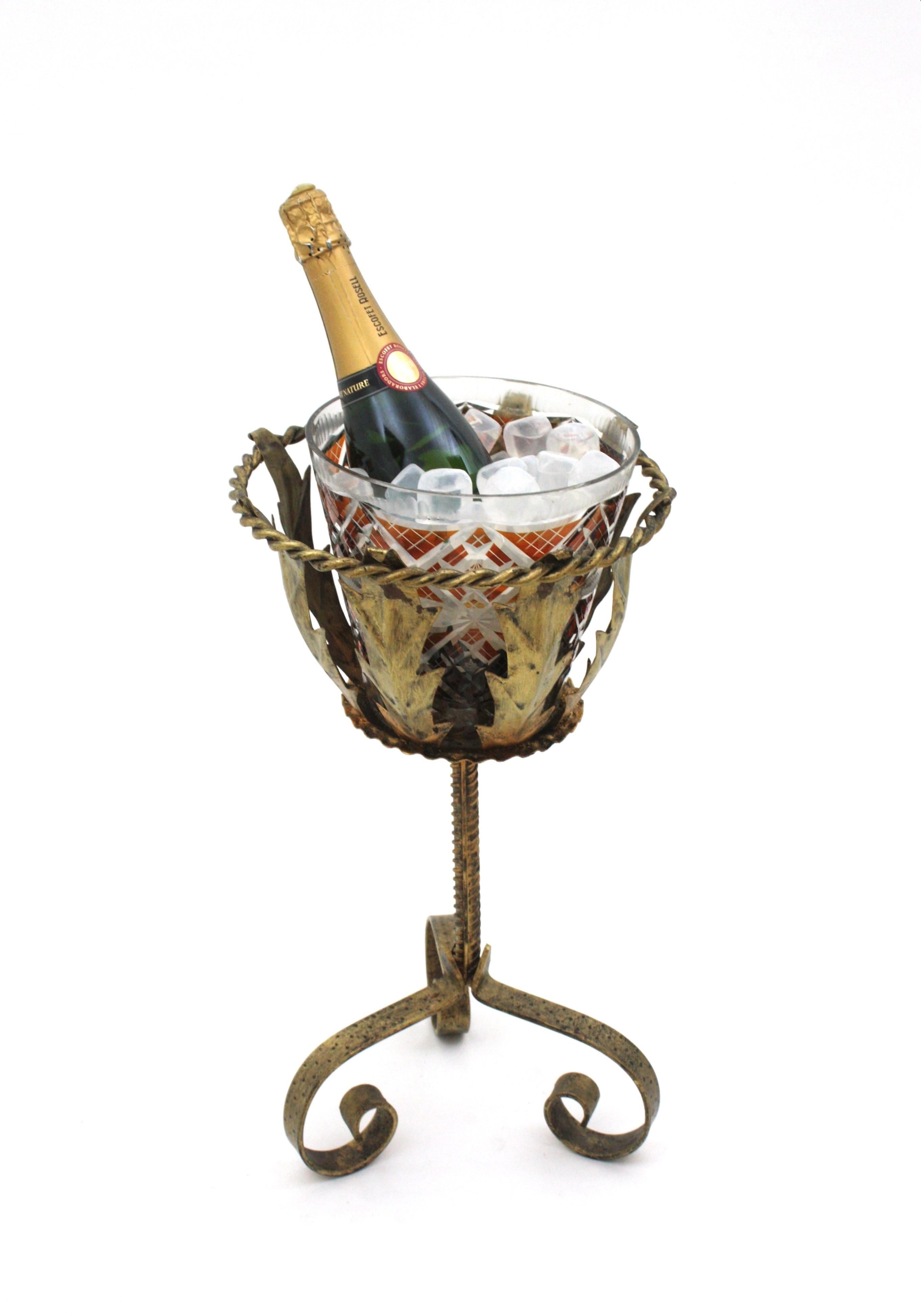 Dorato Secchiello per vino Champagne con supporto in ferro dorato e cristallo sfaccettato in vendita